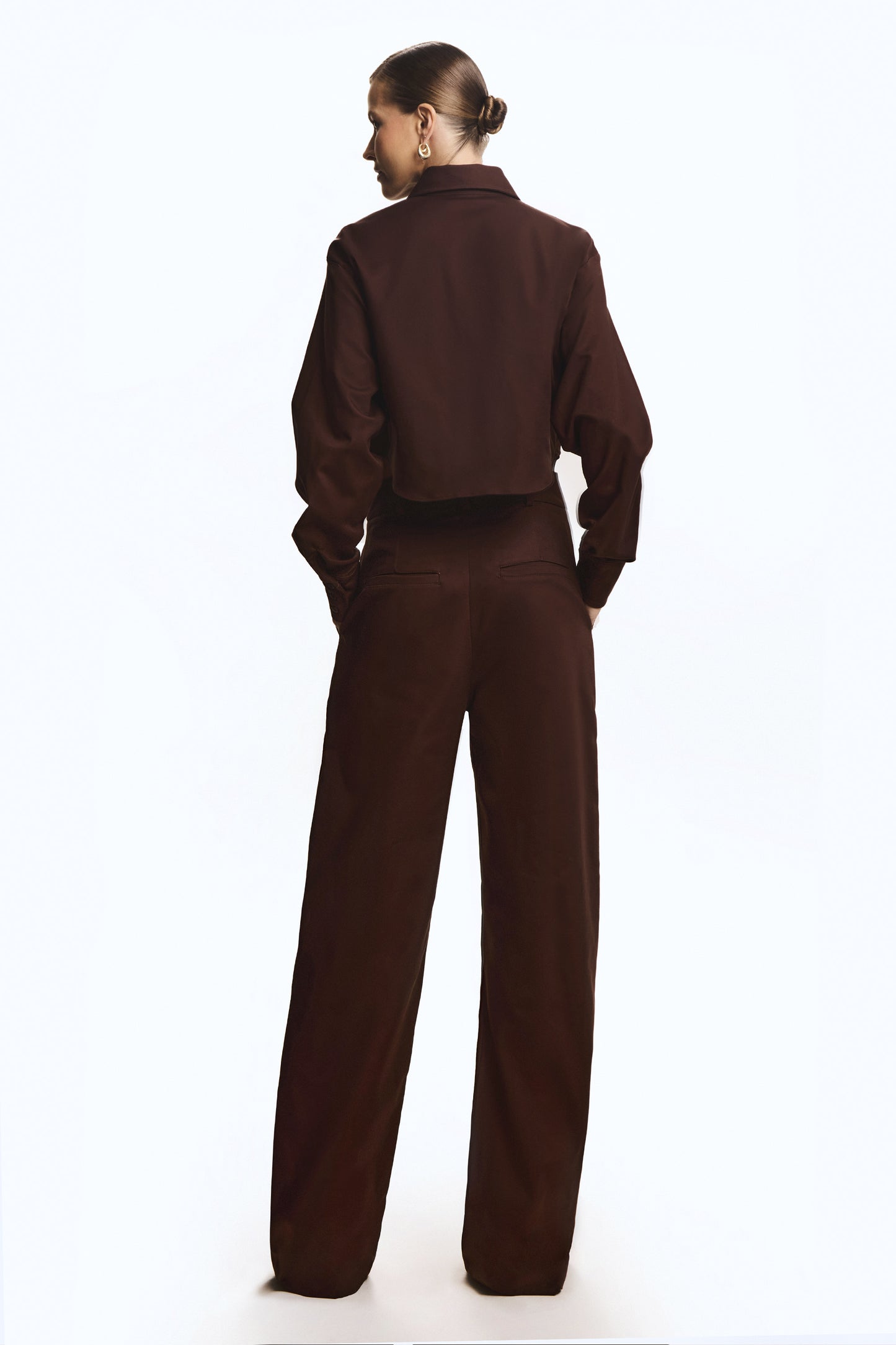 CALCA RETA FRISO FRONTAL E BOLSO COSTAS MARROM ESCURO