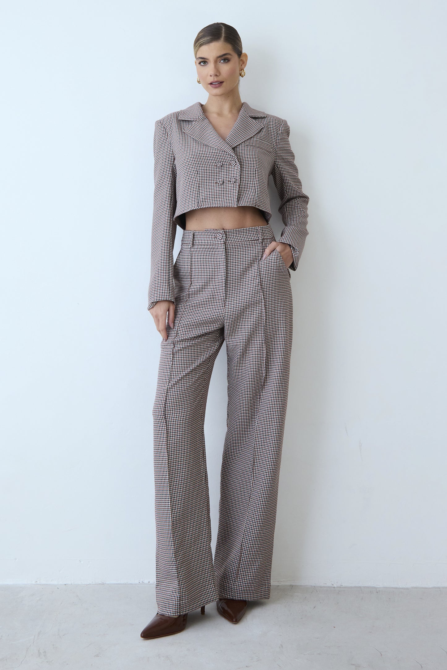 CALCA RETA COM FRISO FRONTAL BOLSO COSTAS XADREZ MARROM