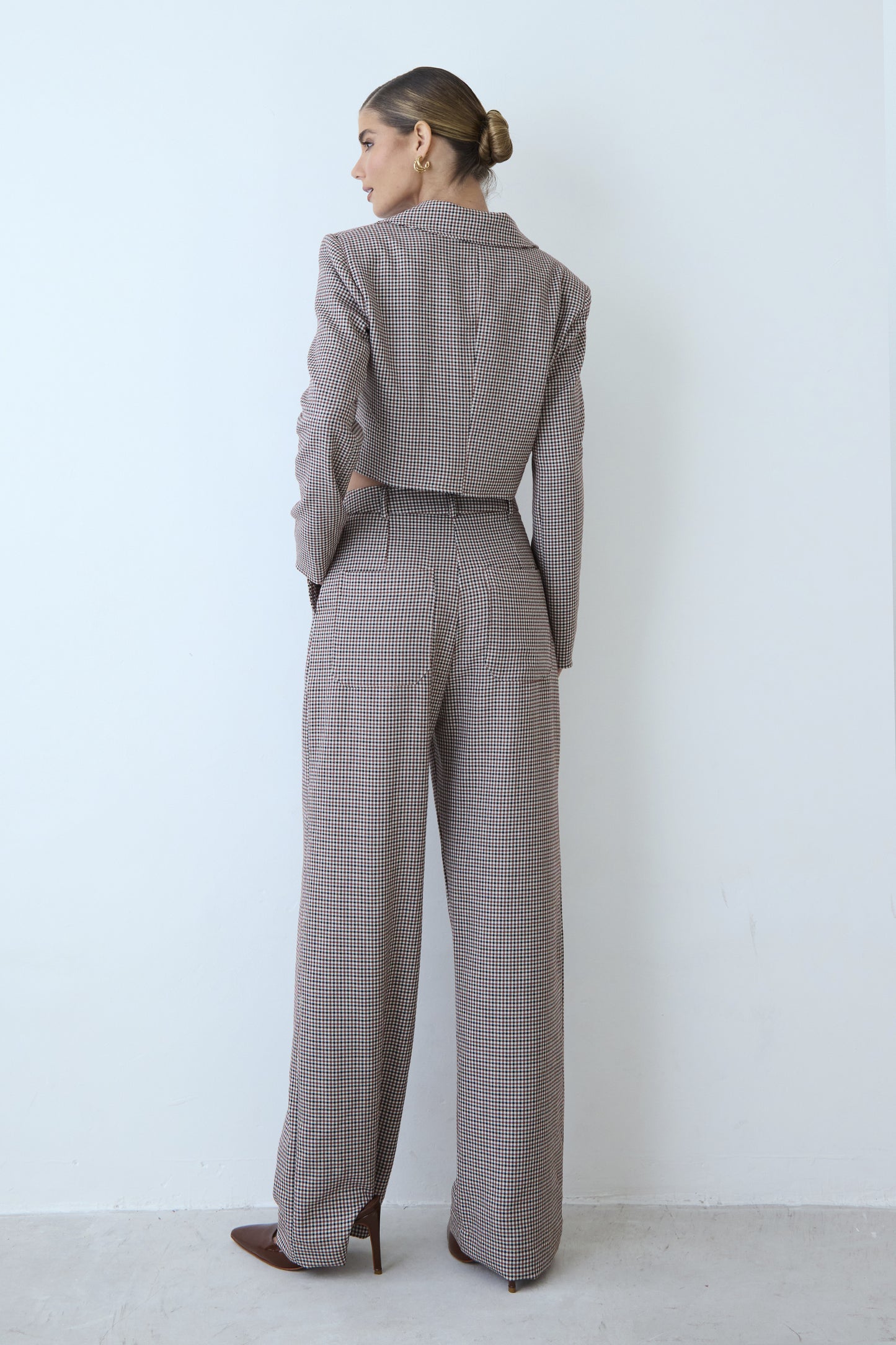 CALCA RETA COM FRISO FRONTAL BOLSO COSTAS XADREZ MARROM