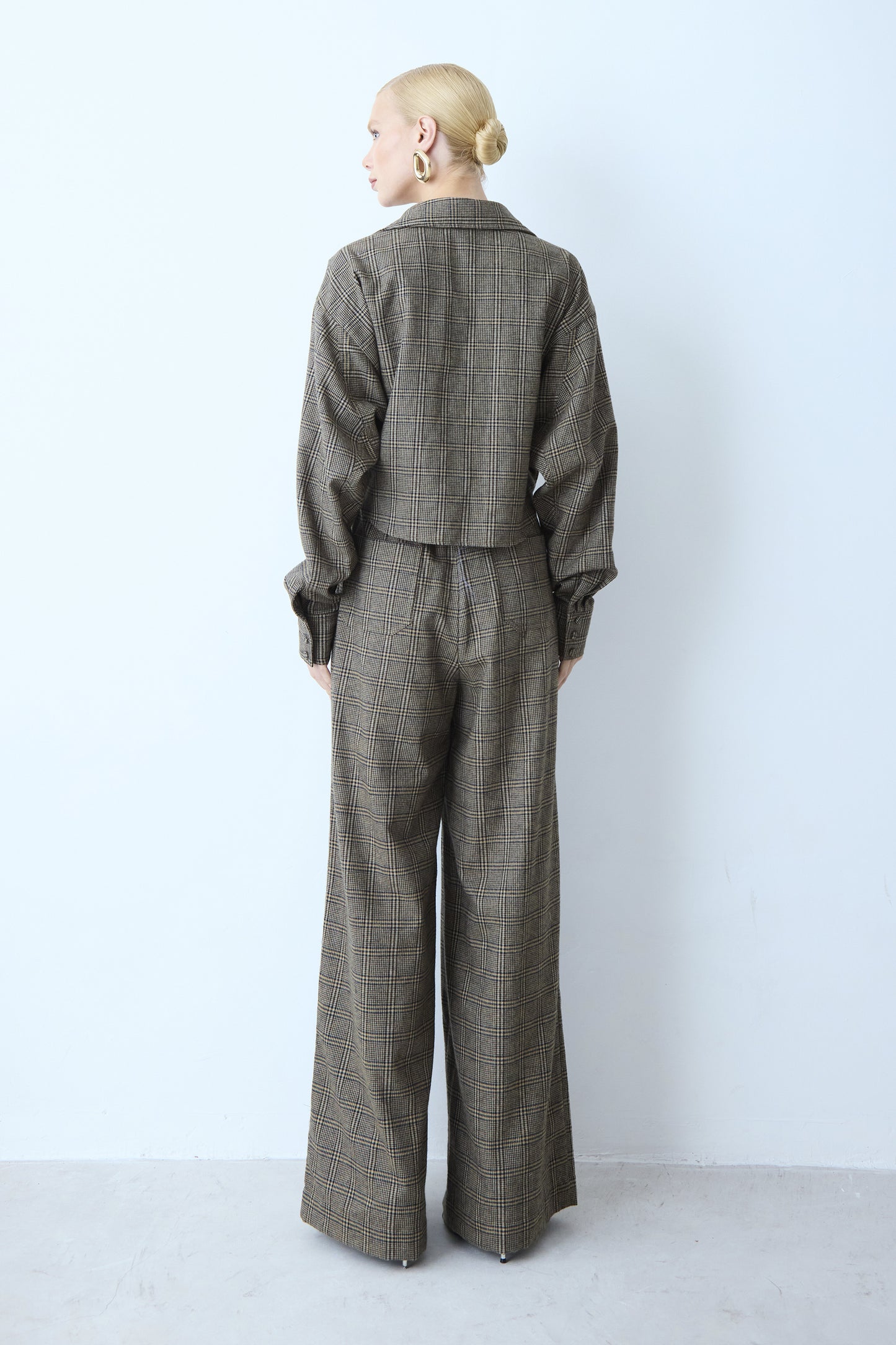 CALCA PANTALONA PREGA FRONTAL AMARRACAO CINTURA MARROM