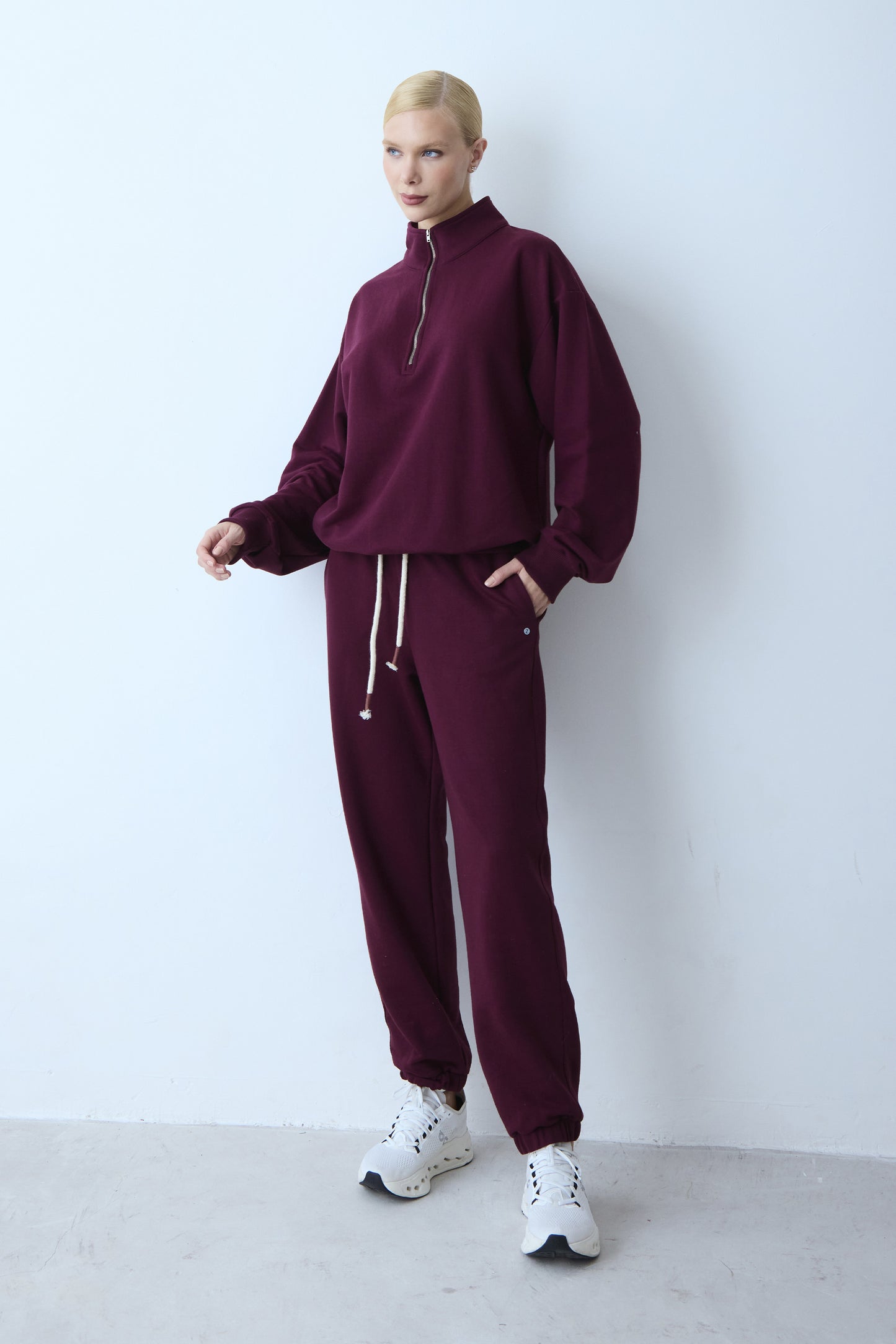 BLUSA MANGA LONGA MOLETOM ZIPER DE METAL FRONTAL E GOLA VINHO