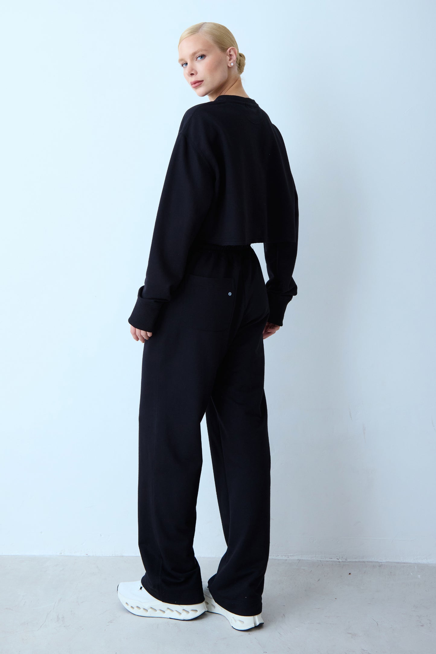 CALCA RETA ELASTICO CINTURA E BOLSO COSTAS PRETO