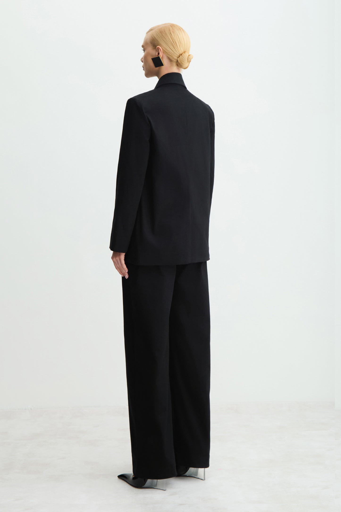 CALCA RETA ESTRUTURADA FRISO FRONTAL BOLSO COSTAS PRETO