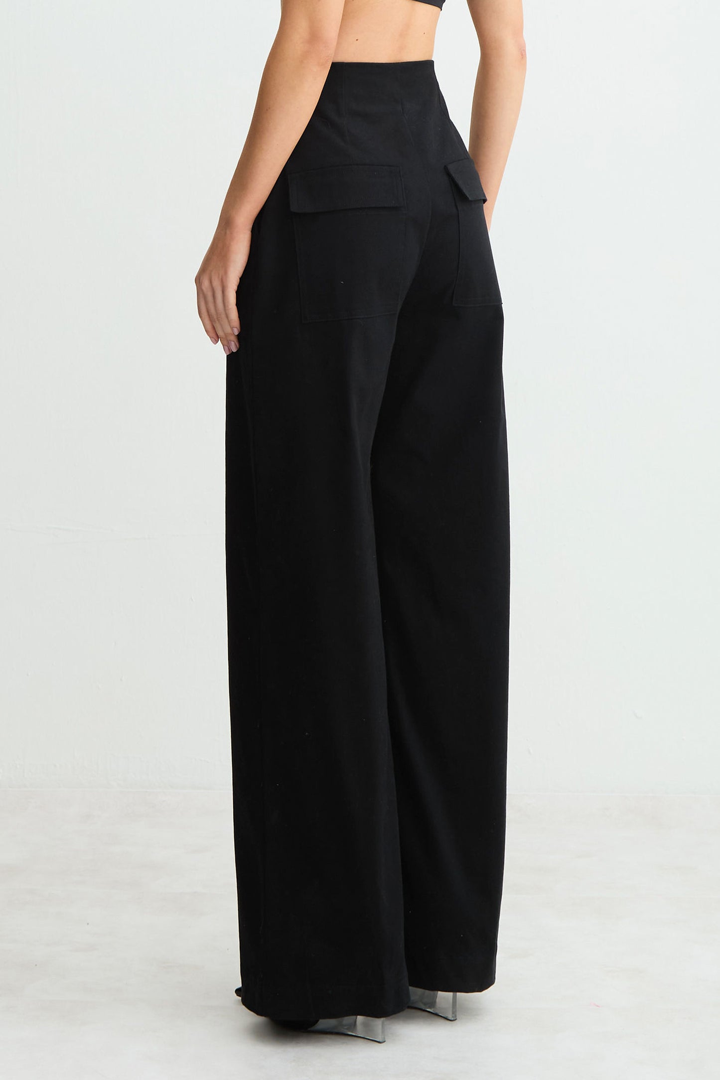 CALCA RETA ESTRUTURADA FRISO FRONTAL BOLSO COSTAS PRETO
