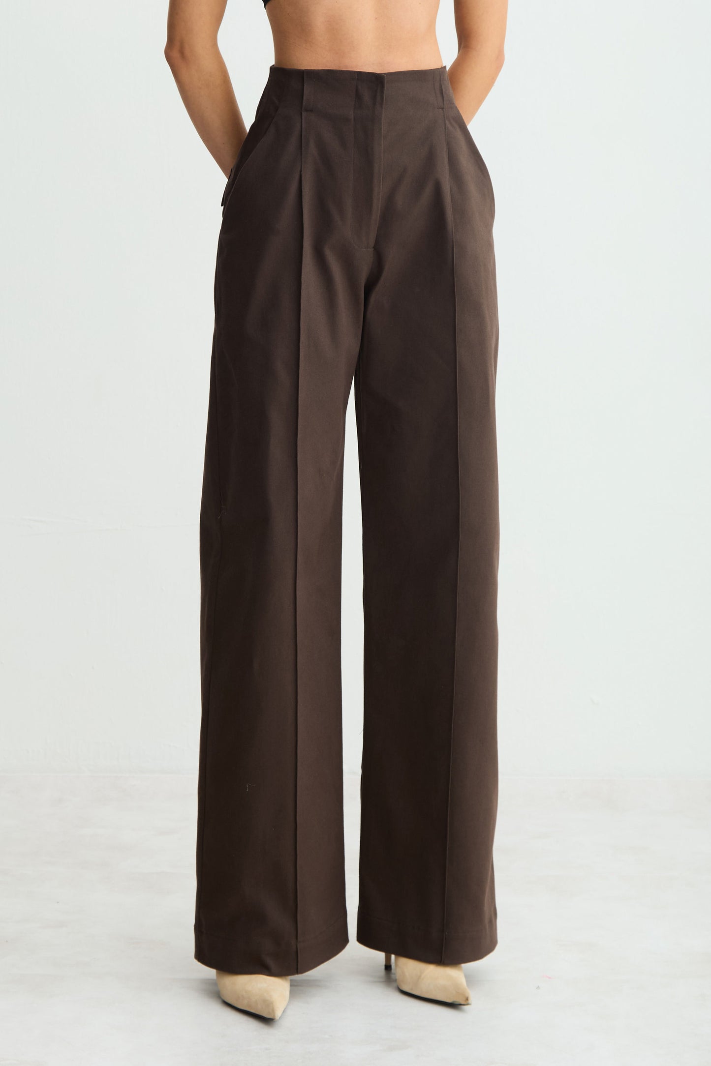 CALCA RETA ESTRUTURADA FRISO FRONTAL BOLSO COSTAS MARROM DARK