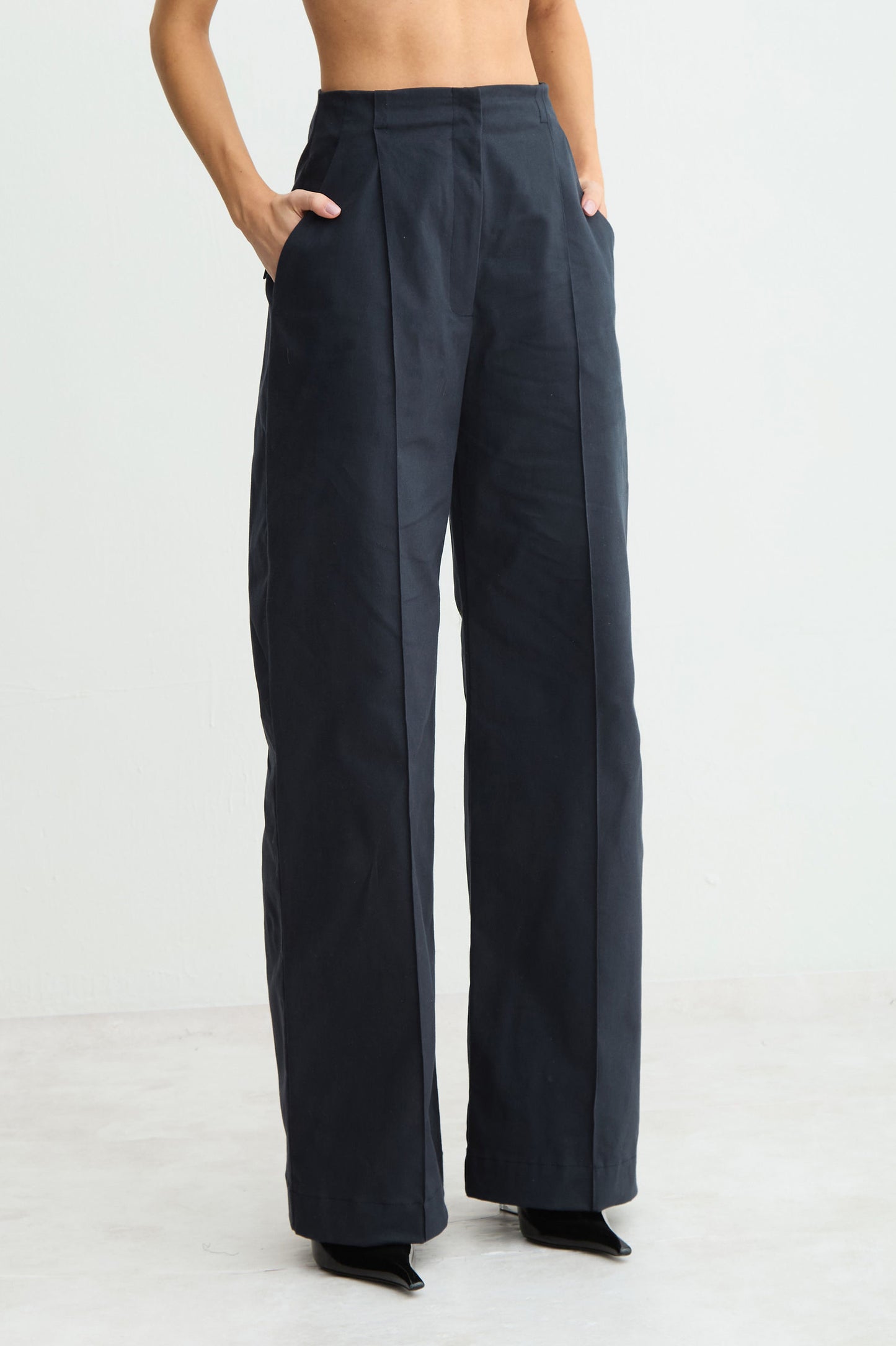CALCA RETA ESTRUTURADA FRISO FRONTAL BOLSO COSTAS AZUL MARINHO NAVY