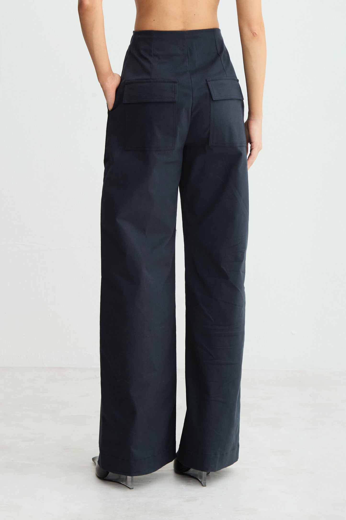 CALCA RETA ESTRUTURADA FRISO FRONTAL BOLSO COSTAS AZUL MARINHO NAVY