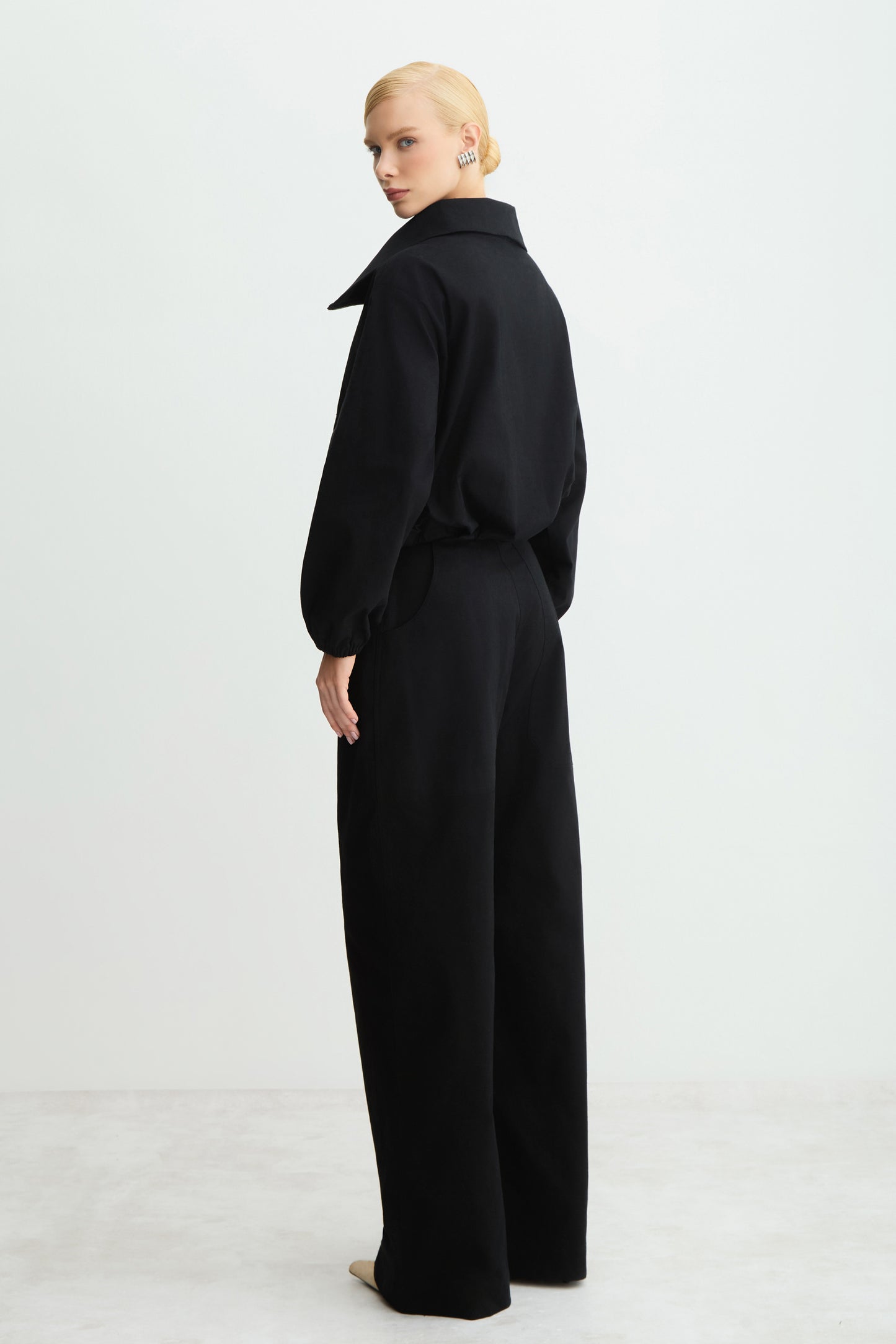 CALCA PANTALONA COSTURA PESPONTADA BOLSO AMPLO COSTAS PRETO