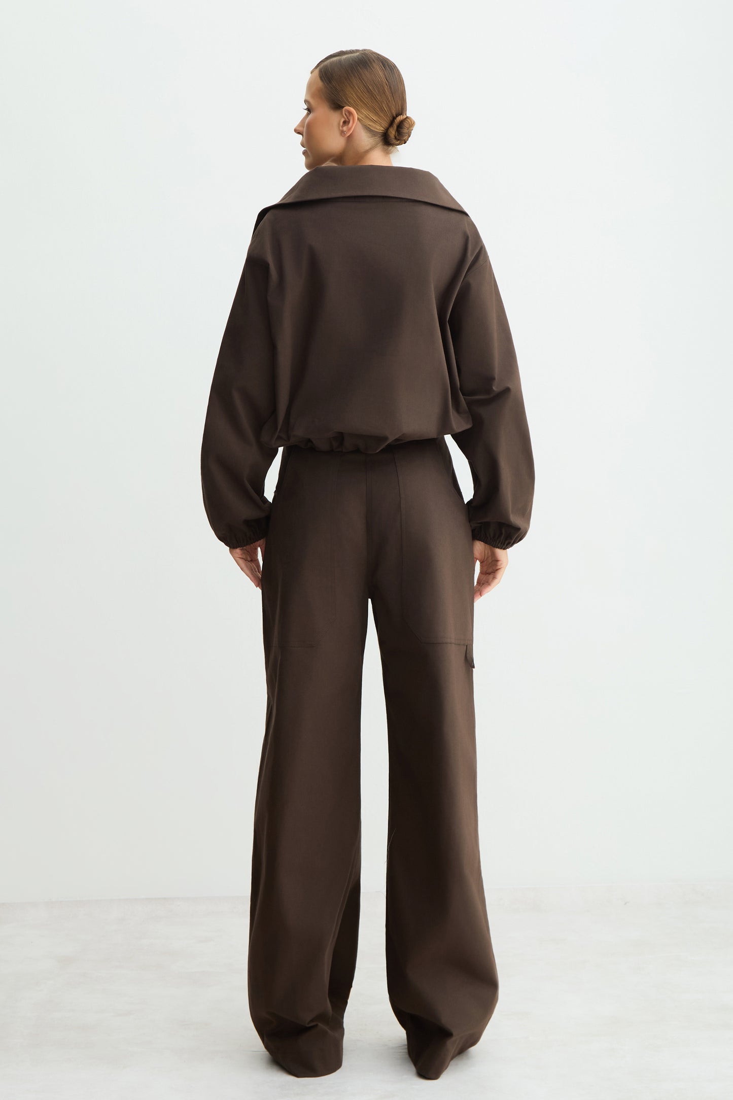 CALCA PANTALONA COSTURA PESPONTADA BOLSO AMPLO COSTAS MARROM DARK