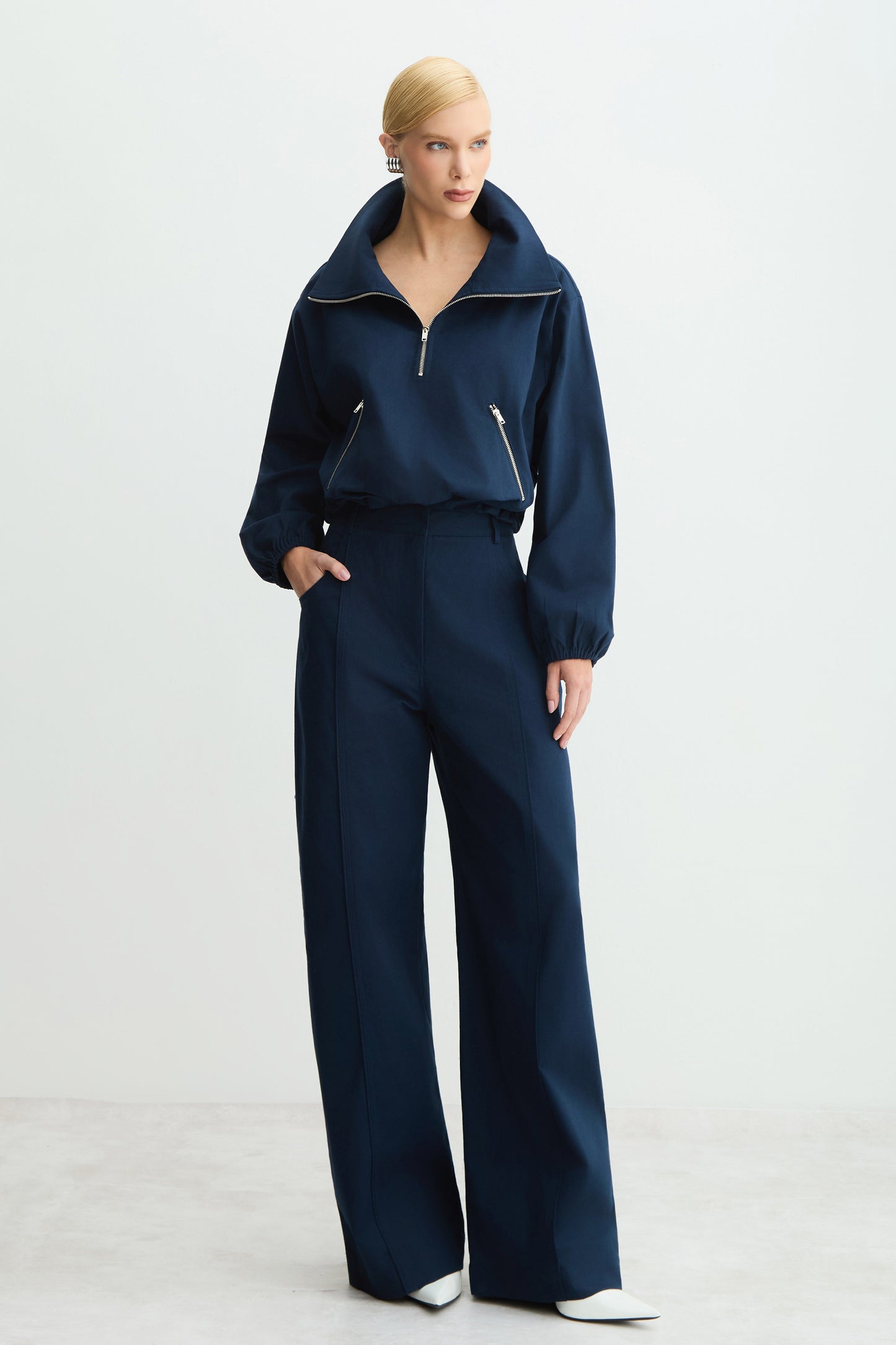 CALCA PANTALONA COSTURA PESPONTADA BOLSO AMPLO COSTAS AZUL MARINHO
