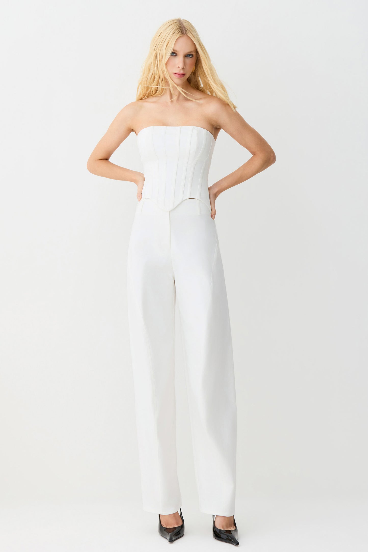 CALCA BAGGY COM RECORTE PESPONTADOS NA DIAGONAL OFF WHITE