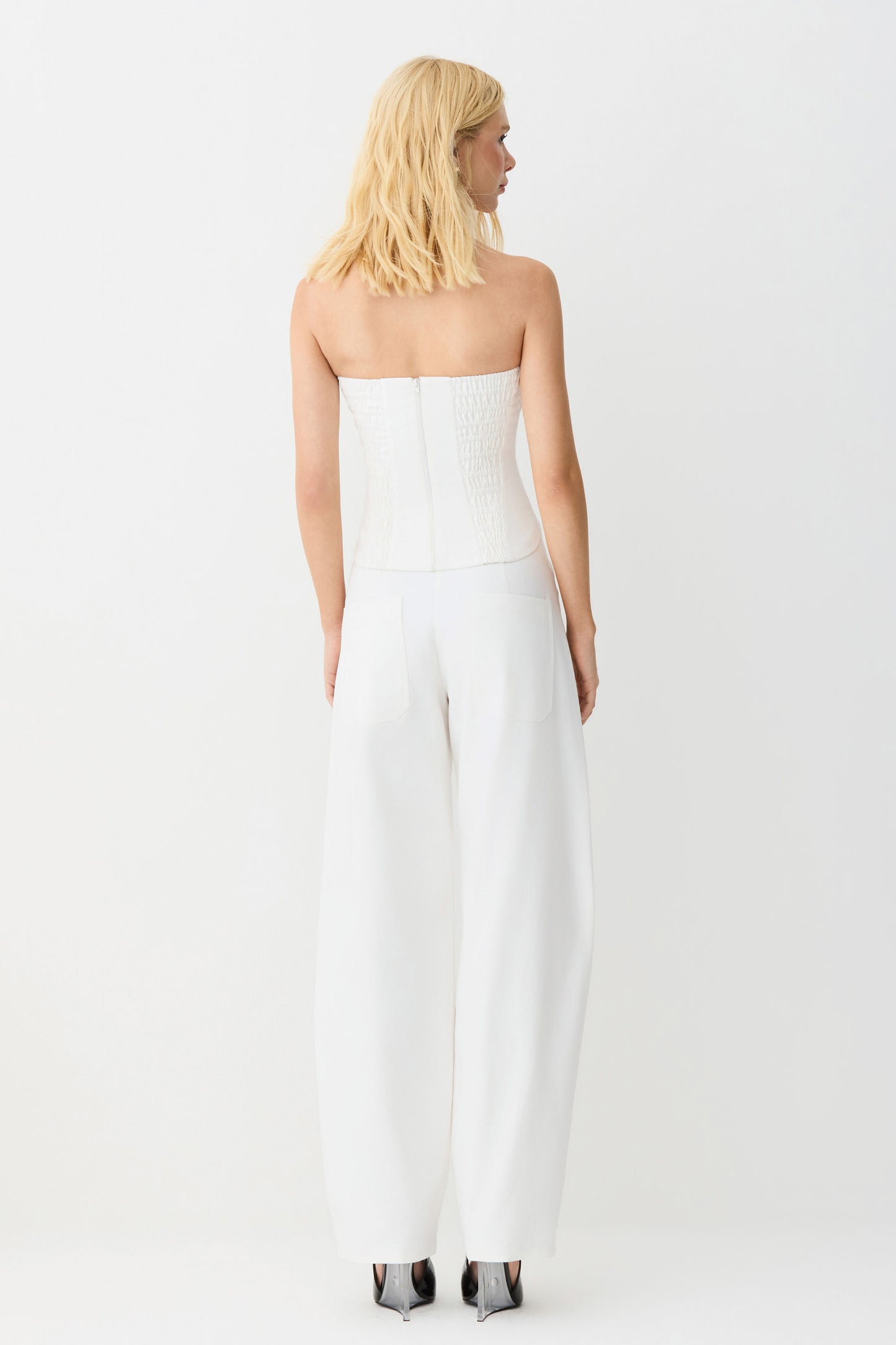 CALCA BAGGY COM RECORTE PESPONTADOS NA DIAGONAL OFF WHITE