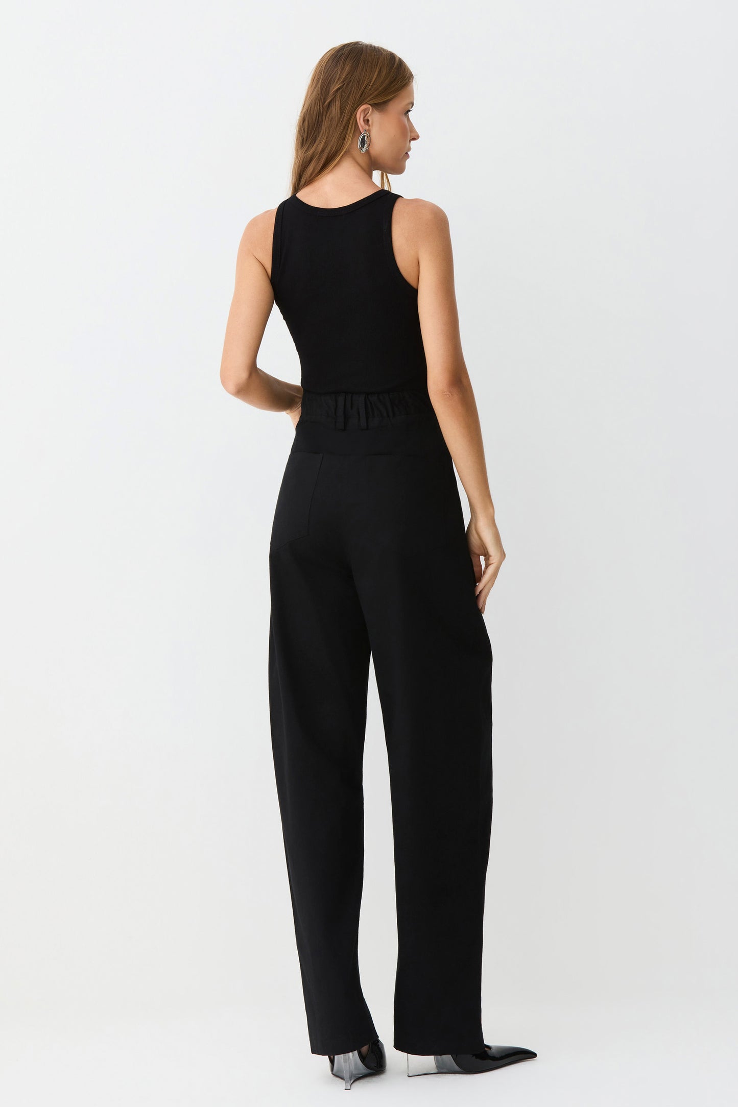 CALCA BAGGY COM ELASTICOS COSTAS E PASSANTES PRETO