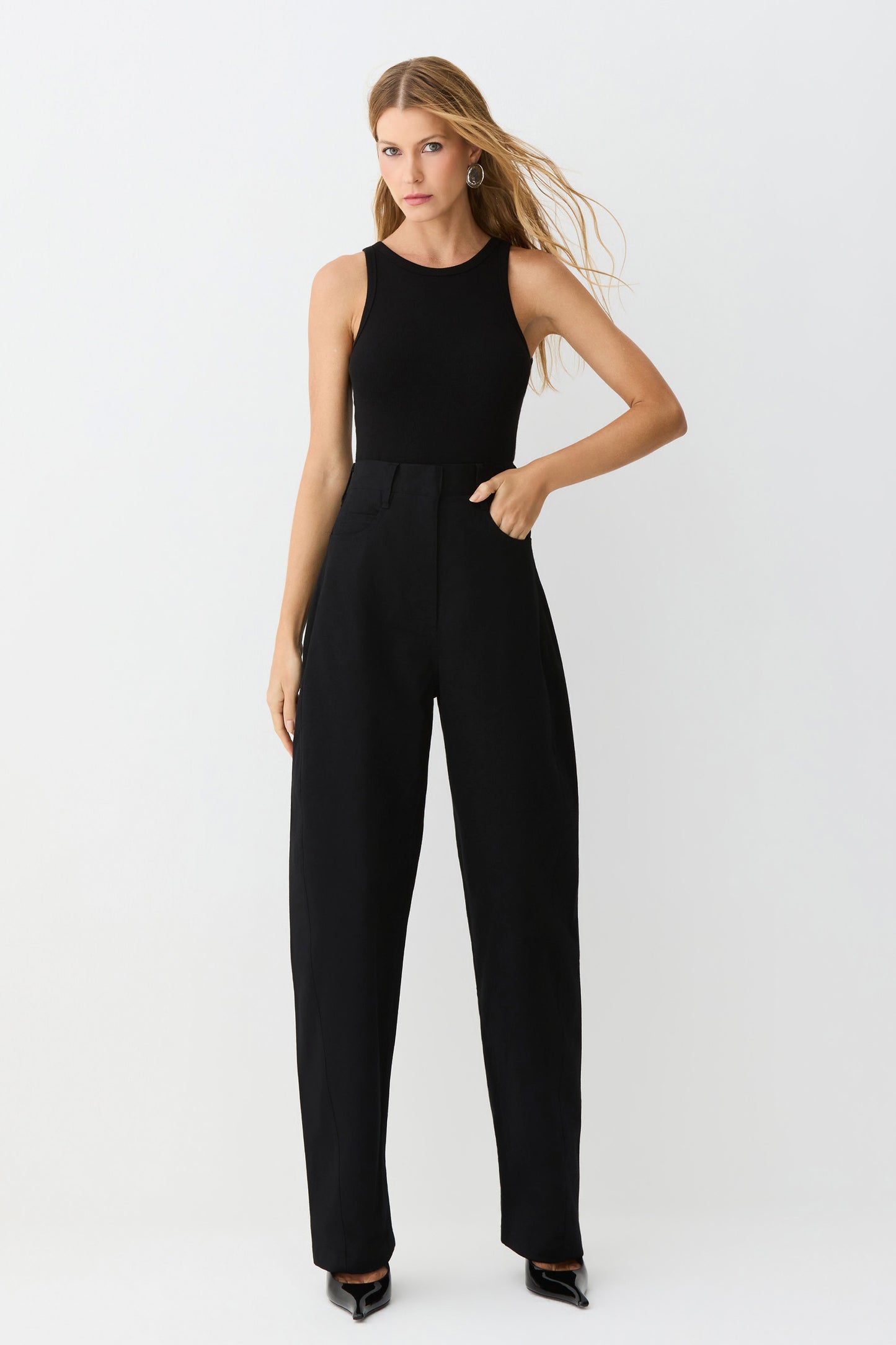 CALCA BAGGY COM ELASTICOS COSTAS E PASSANTES PRETO