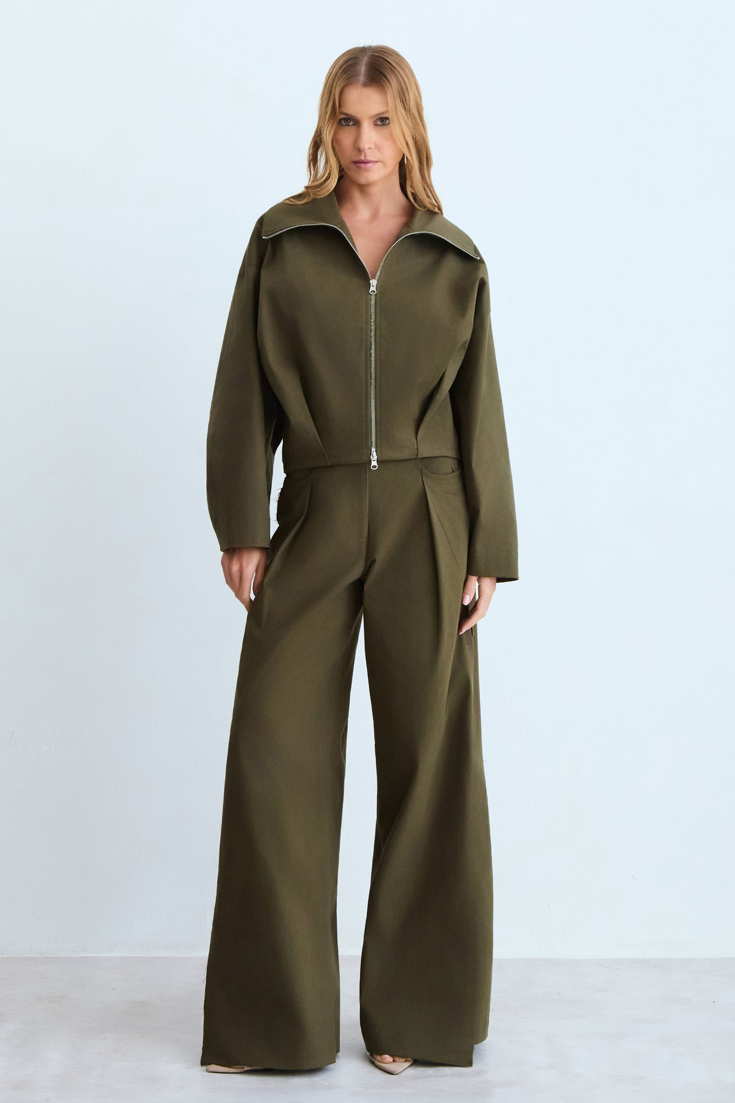 CALCA PANTALONA ESTRUTURADA COM PREGA FRONTAL VERDE MILITAR