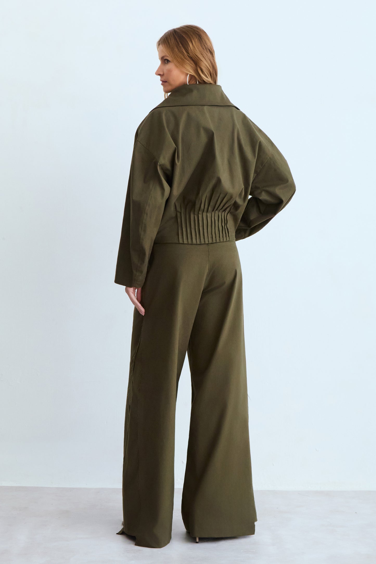 CALCA PANTALONA ESTRUTURADA COM PREGA FRONTAL VERDE MILITAR