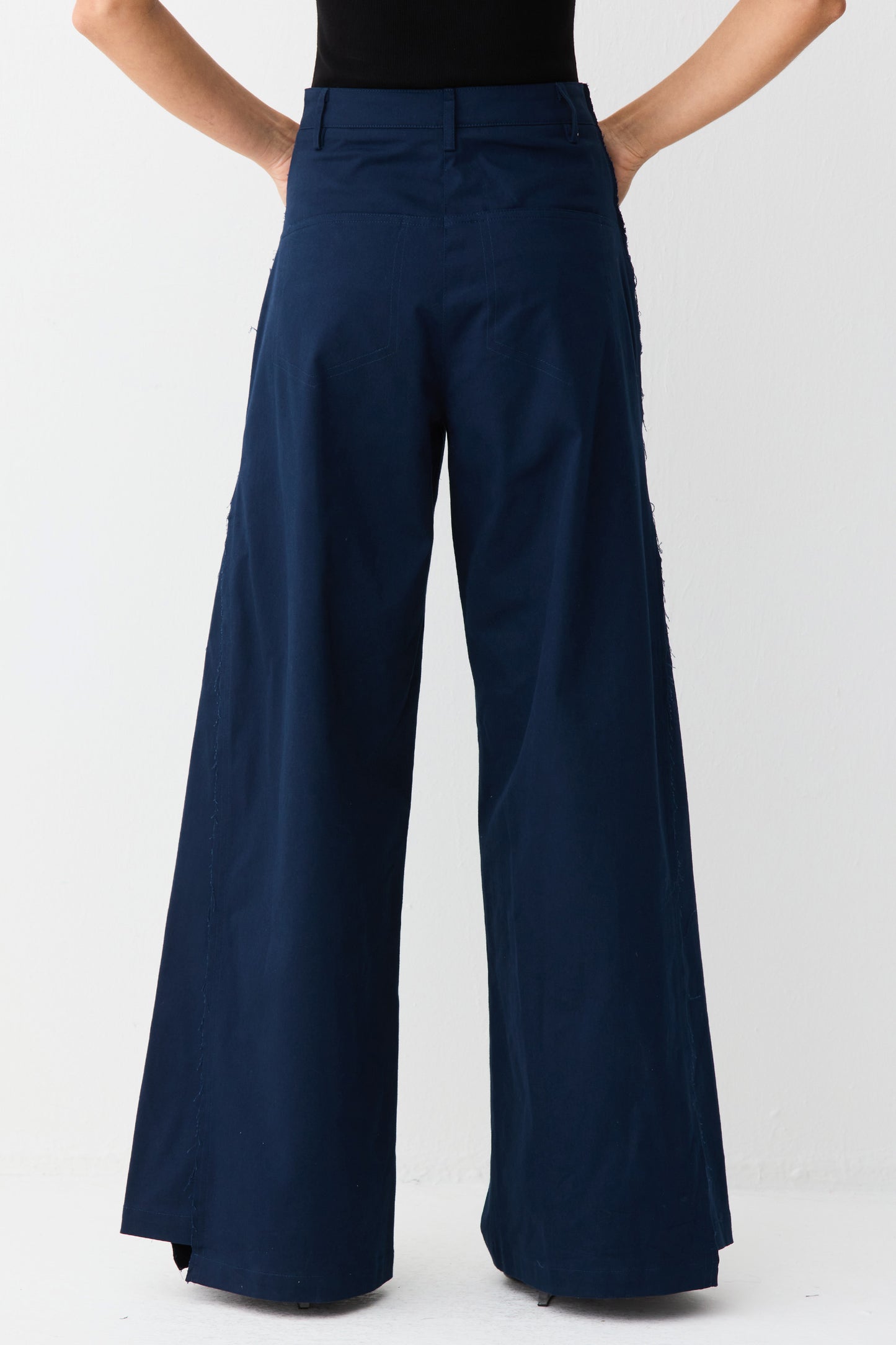 CALCA PANTALONA ESTRUTURADA COM PREGA FRONTAL AZUL MARINHO ESCURO