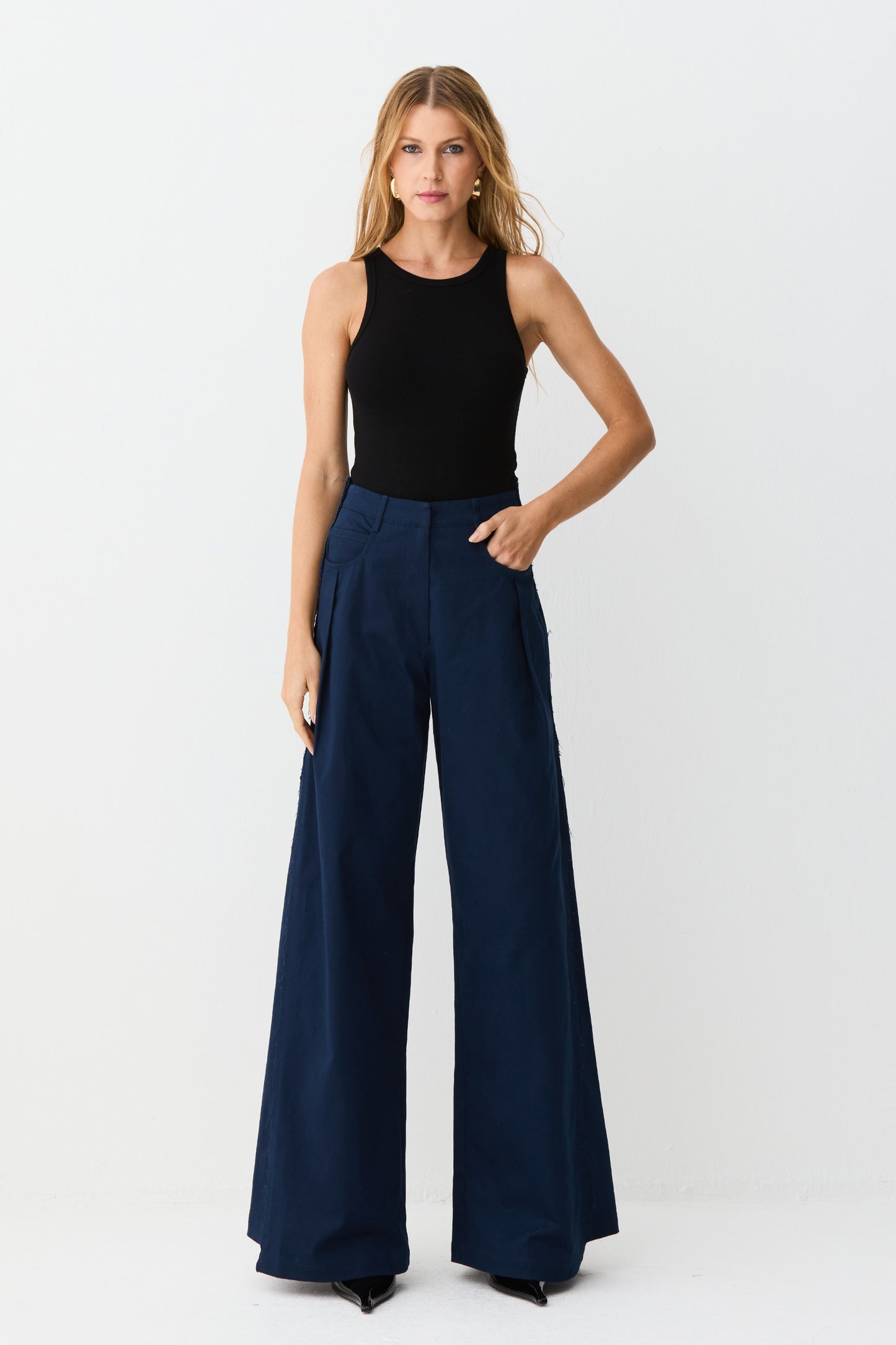 CALCA PANTALONA ESTRUTURADA COM PREGA FRONTAL AZUL MARINHO ESCURO