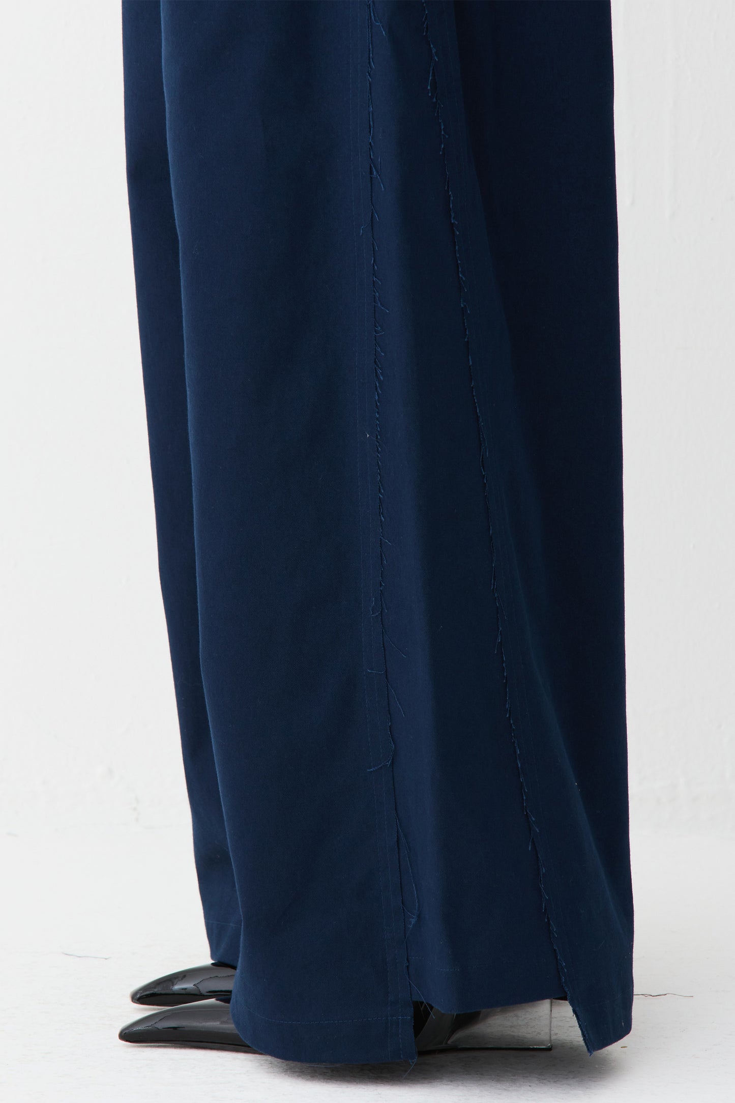 CALCA PANTALONA ESTRUTURADA COM PREGA FRONTAL AZUL MARINHO ESCURO