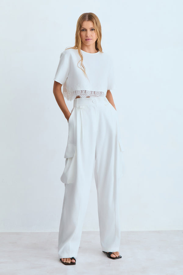 CALCA RETA COM BOLSOS LATERAIS E PREGA FRONTAL OFF WHITE
