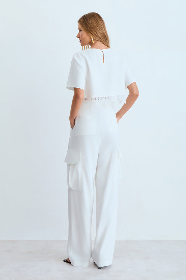 CALCA RETA COM BOLSOS LATERAIS E PREGA FRONTAL OFF WHITE