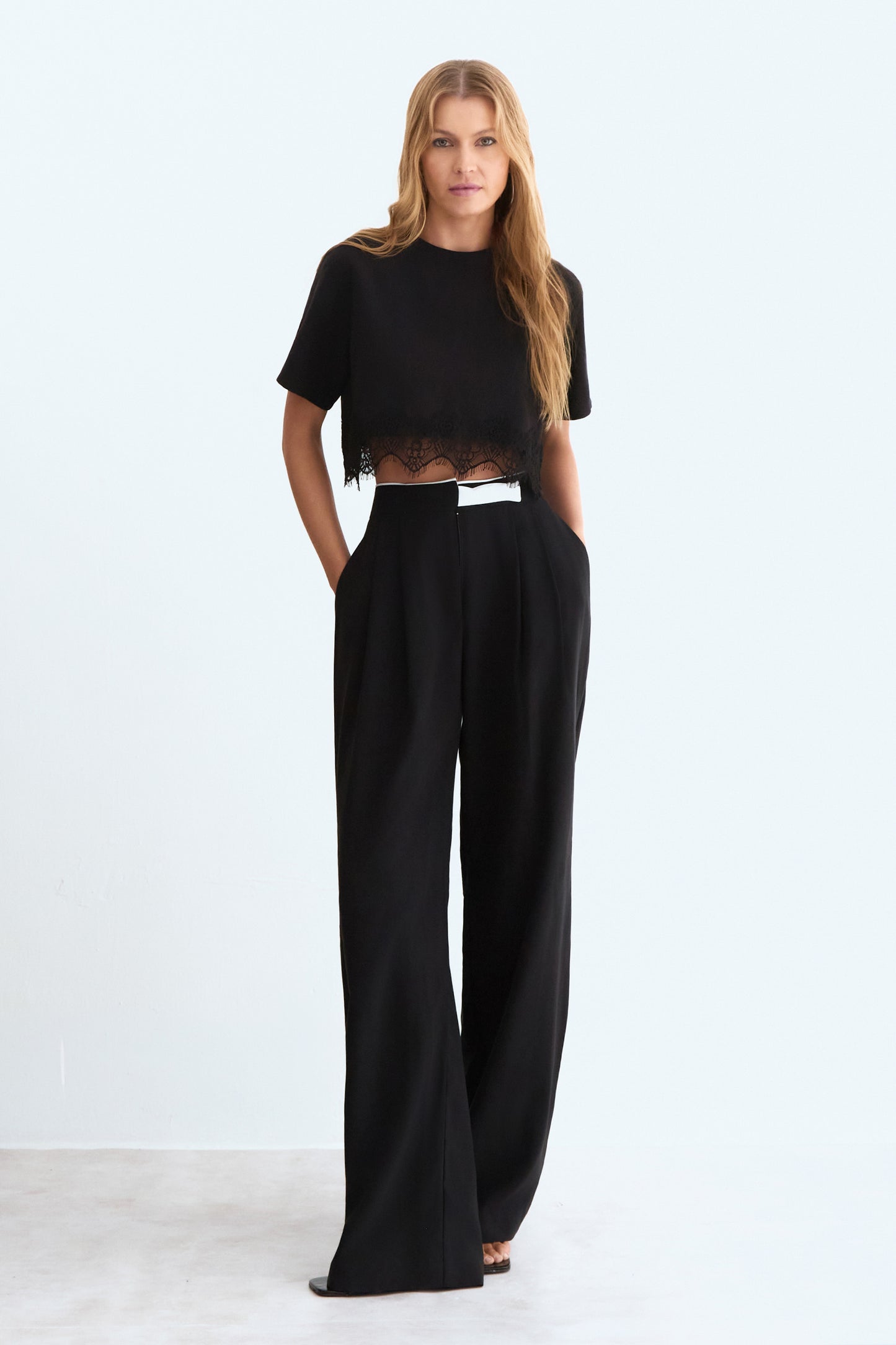 CALCA RETA COM PREGA FRONTAL E DETALHE COS PRETO