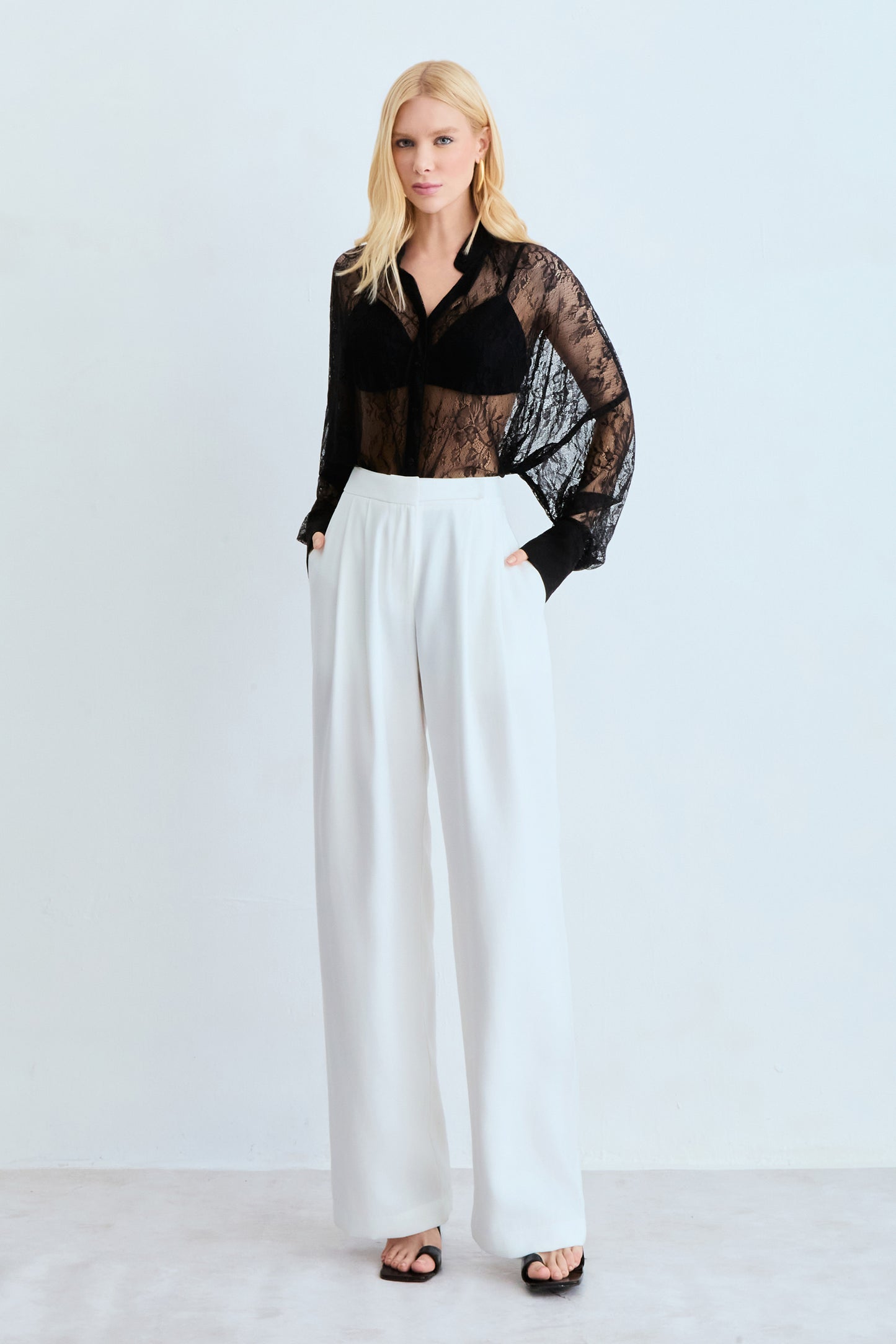 CALCA RETA COM PREGA FRONTAL E DETALHE COS OFF WHITE
