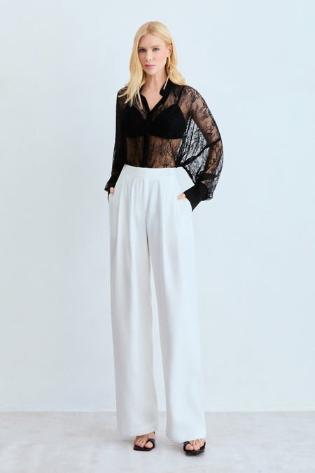 CALCA RETA COM PREGA FRONTAL E DETALHE COS OFF WHITE