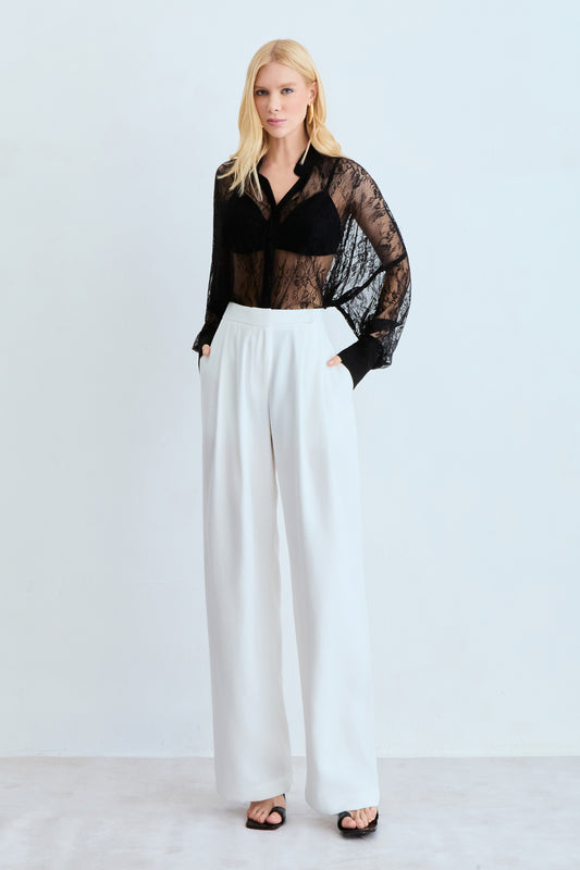CALCA RETA COM PREGA FRONTAL E DETALHE COS OFF WHITE
