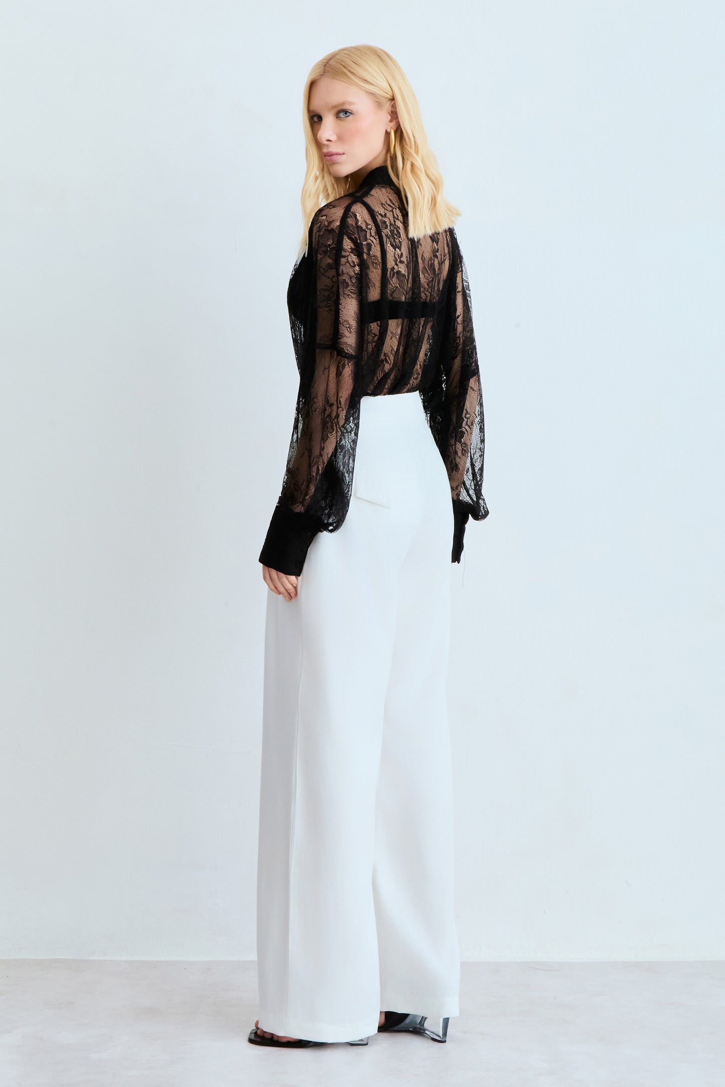 CALCA RETA COM PREGA FRONTAL E DETALHE COS OFF WHITE