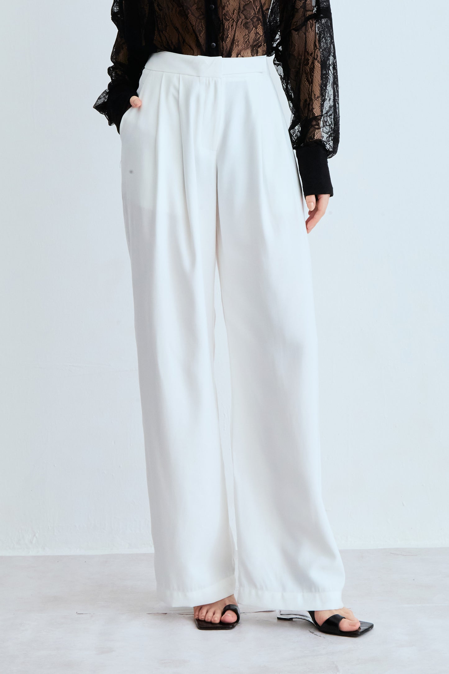 CALCA RETA COM PREGA FRONTAL E DETALHE COS OFF WHITE