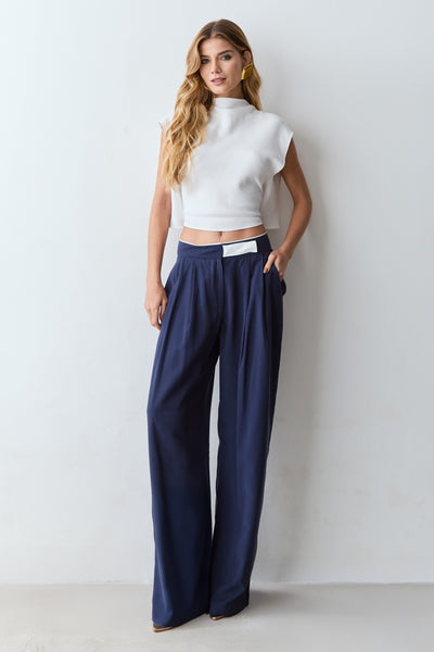 CALCA RETA COM PREGA FRONTAL E DETALHE COS AZUL MARINHO