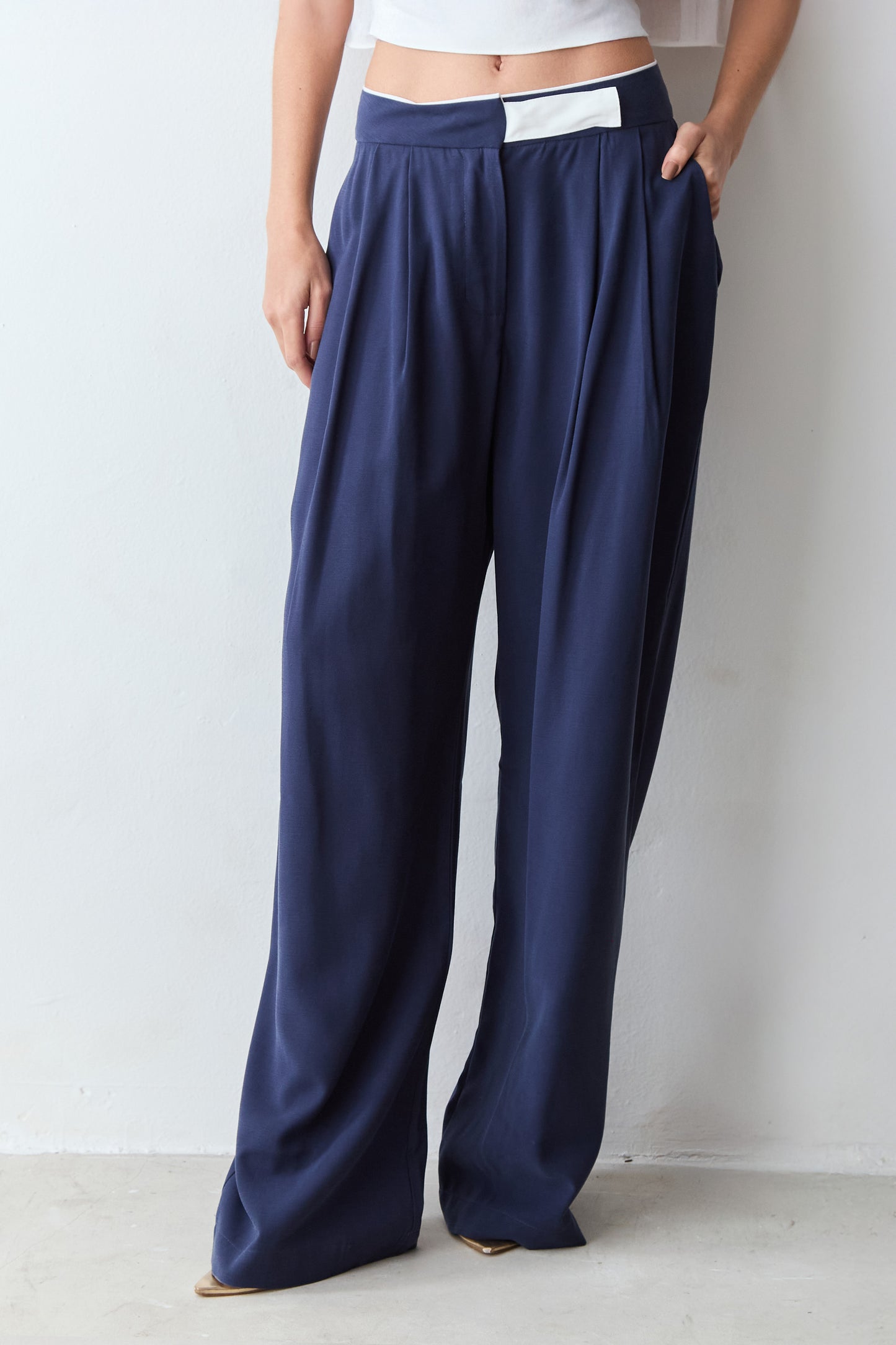 CALCA RETA COM PREGA FRONTAL E DETALHE COS AZUL MARINHO
