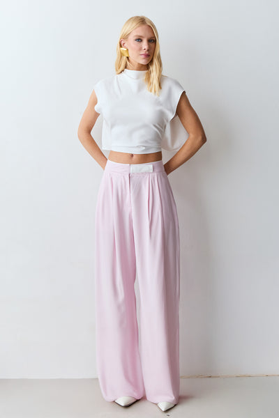 CALCA RETA COM PREGA FRONTAL E DETALHE COS ROSA BEBE
