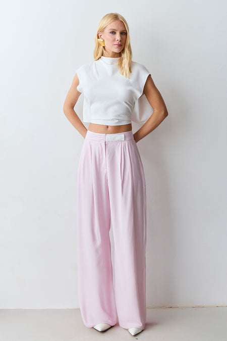 CALCA RETA COM PREGA FRONTAL E DETALHE COS ROSA BEBE