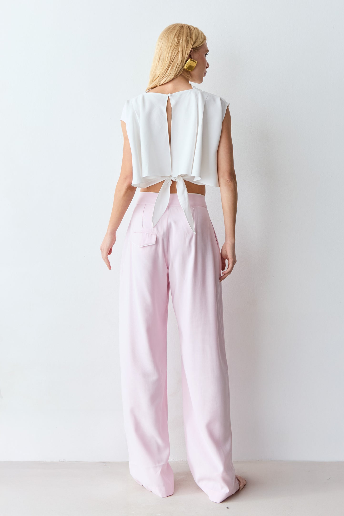 CALCA RETA COM PREGA FRONTAL E DETALHE COS ROSA BEBE
