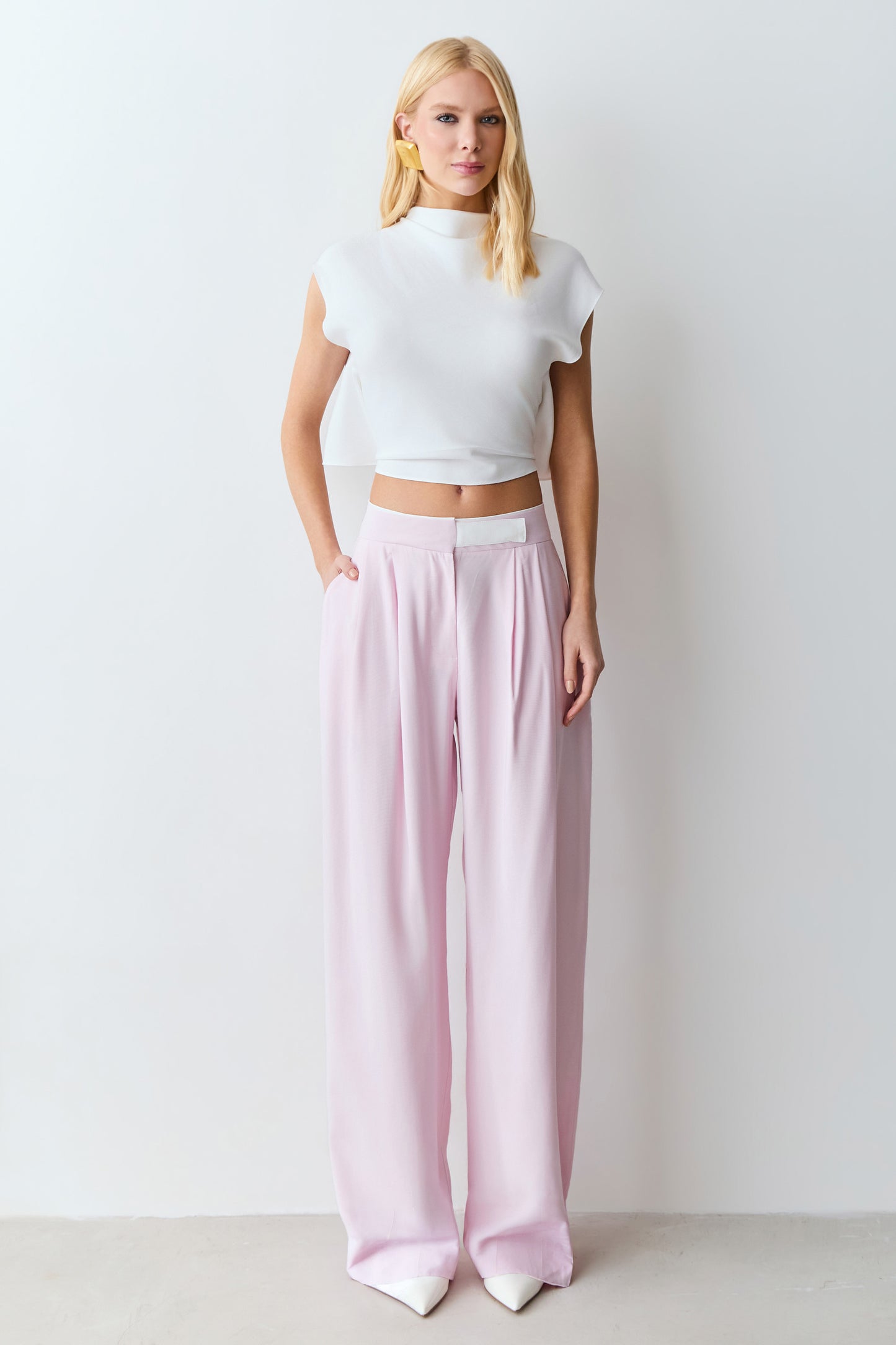 CALCA RETA COM PREGA FRONTAL E DETALHE COS ROSA BEBE