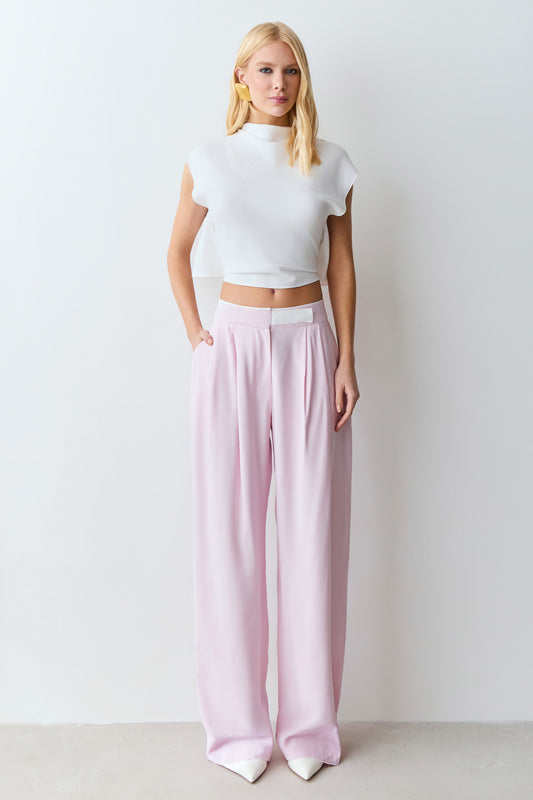 CALCA RETA COM PREGA FRONTAL E DETALHE COS ROSA BEBE