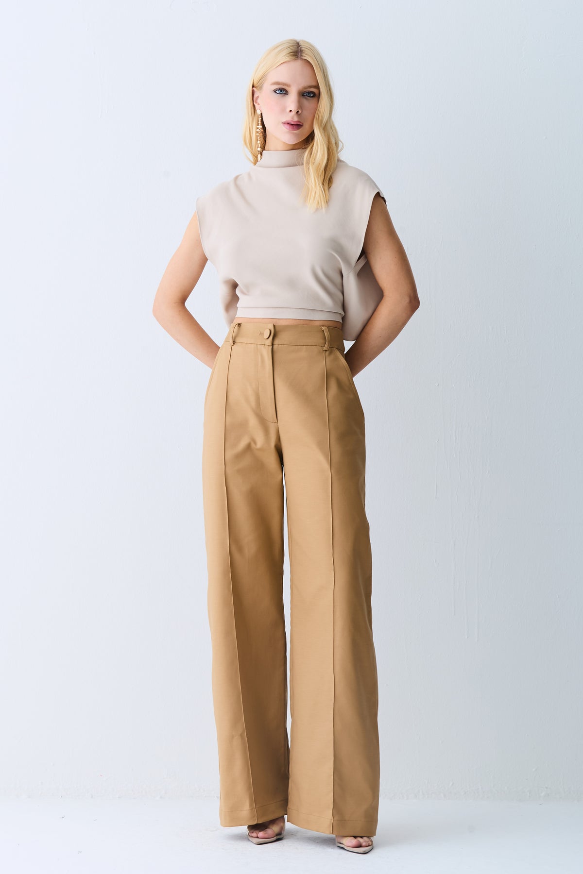 CALCA RETA COM FRISO FRONTAL E BOLSO COSTAS KAKI