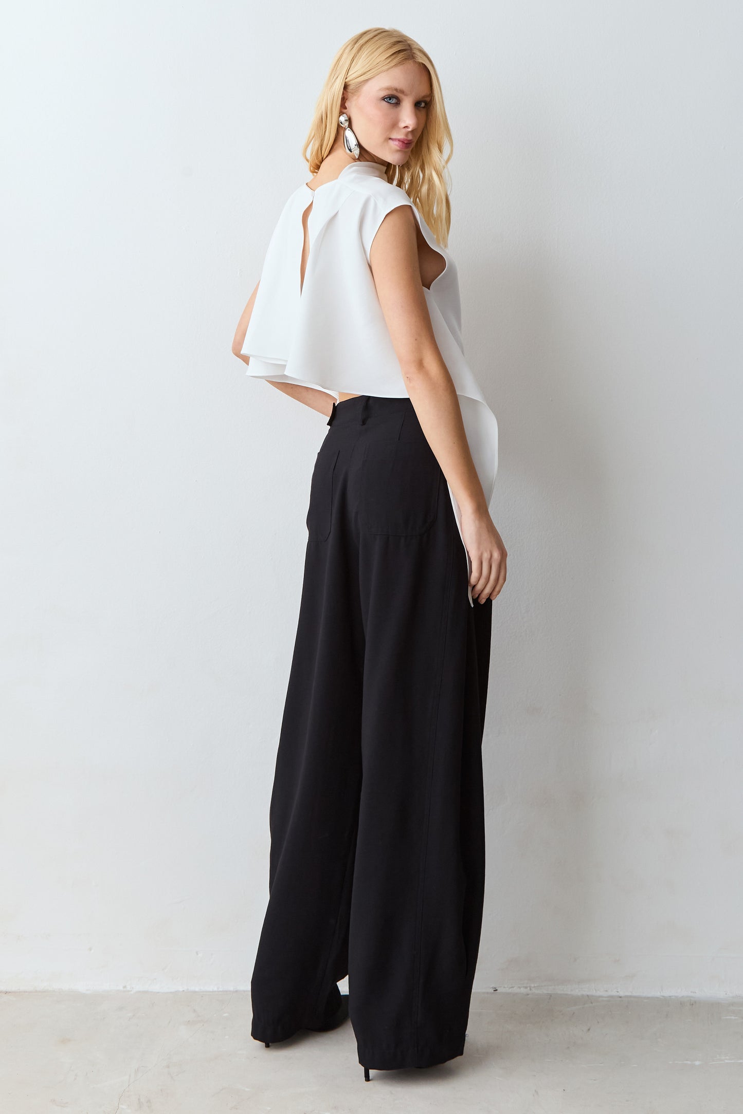 CALCA BAGGY COM DETALHE LATERAL COS PRETO