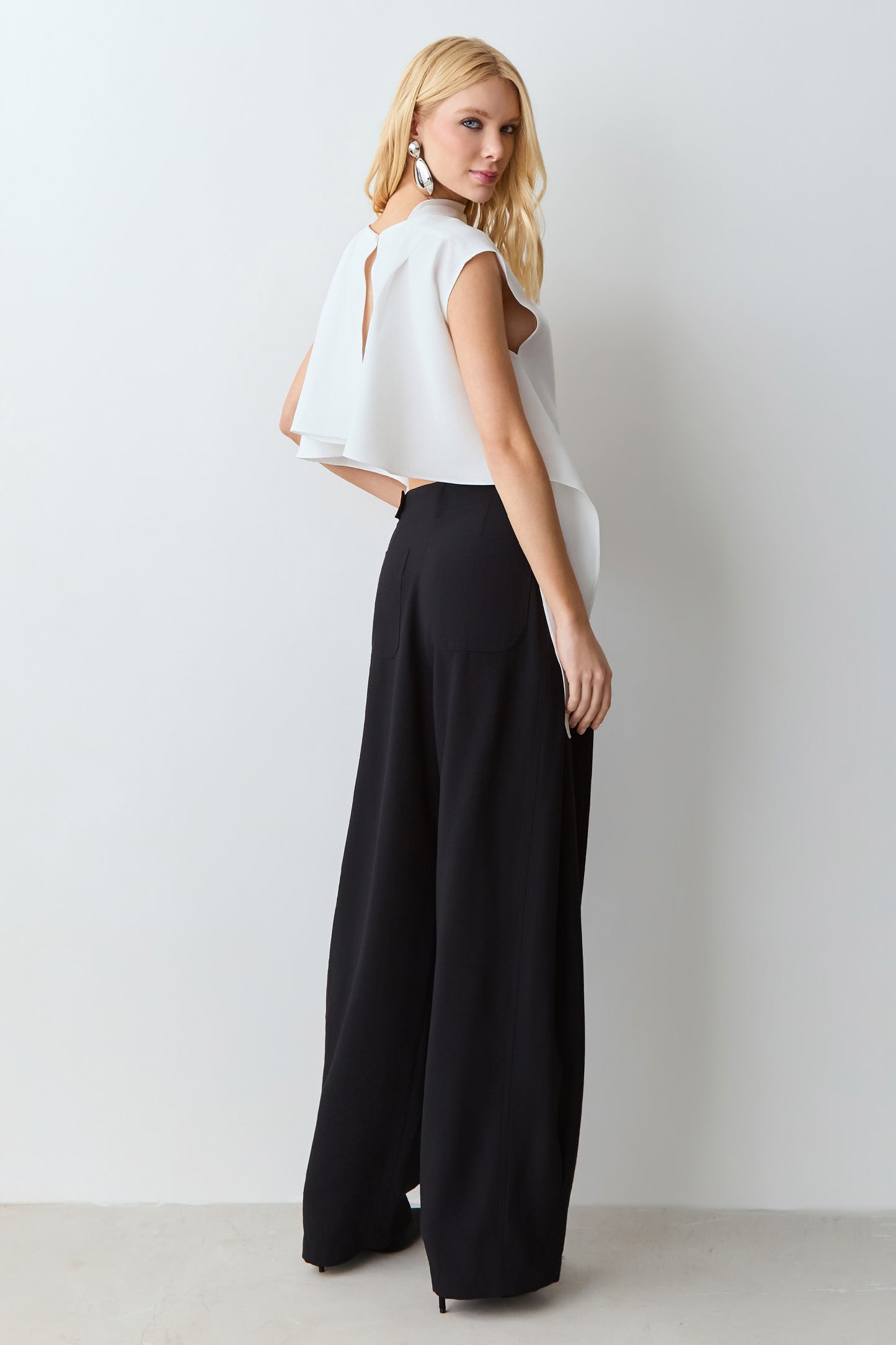 CALCA BAGGY COM DETALHE LATERAL COS PRETO