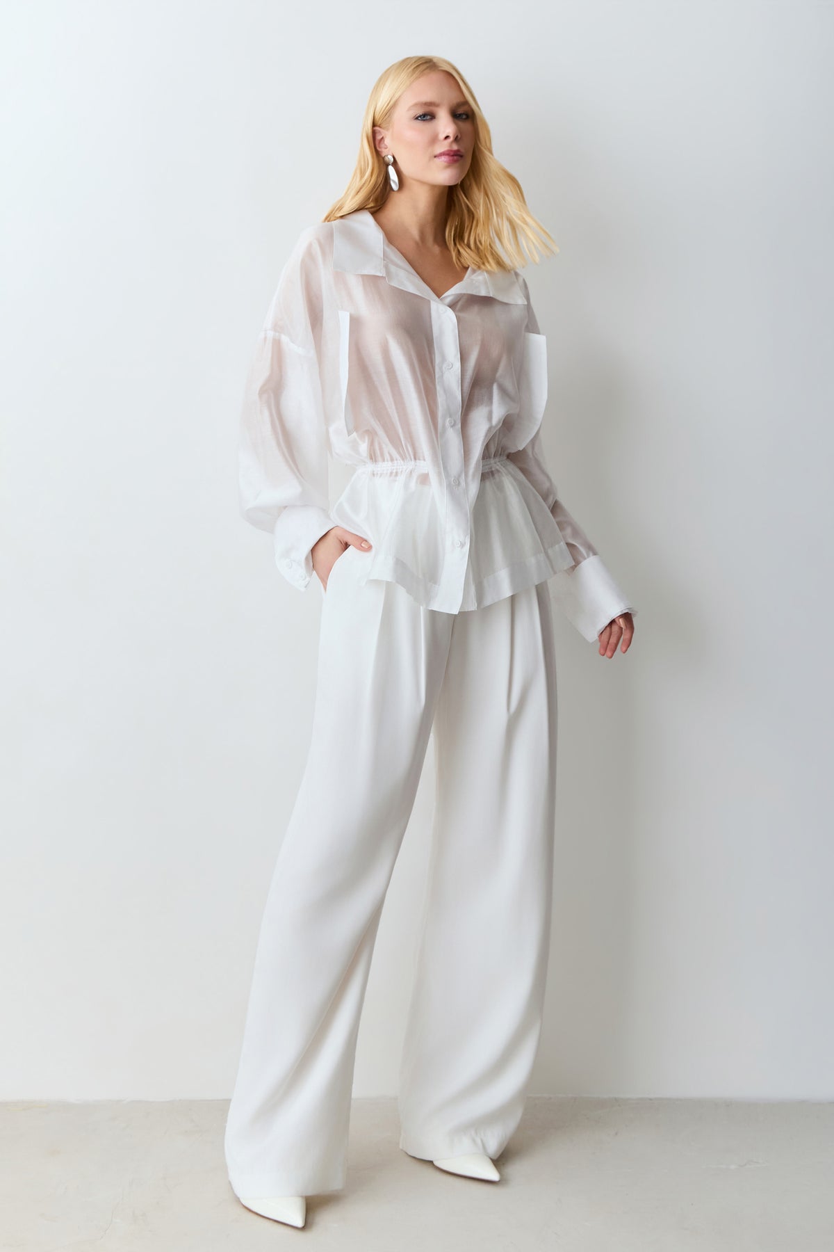 CALCA BAGGY COM DETALHE LATERAL COS OFF WHITE