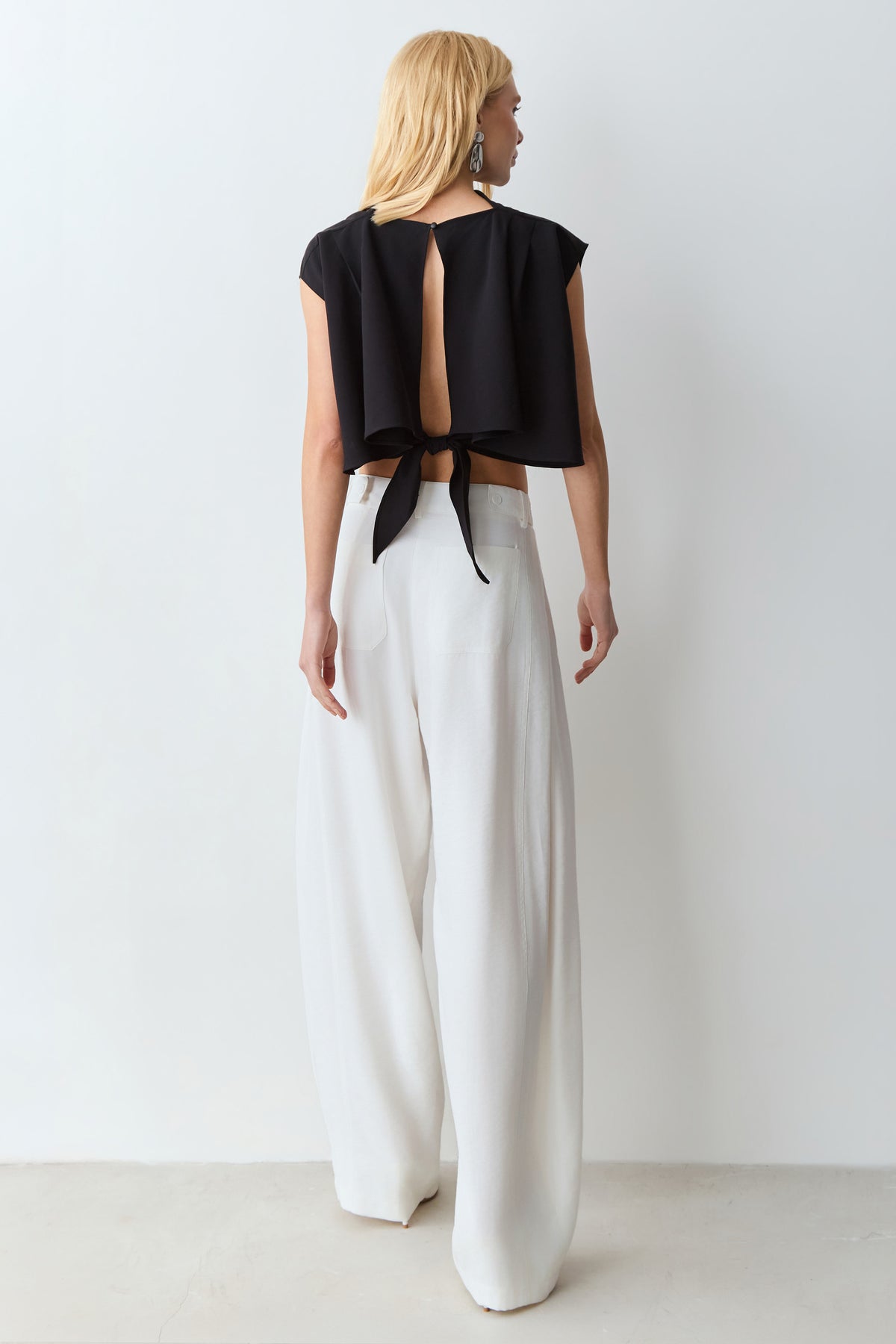 CALCA BAGGY COM DETALHE LATERAL COS OFF WHITE