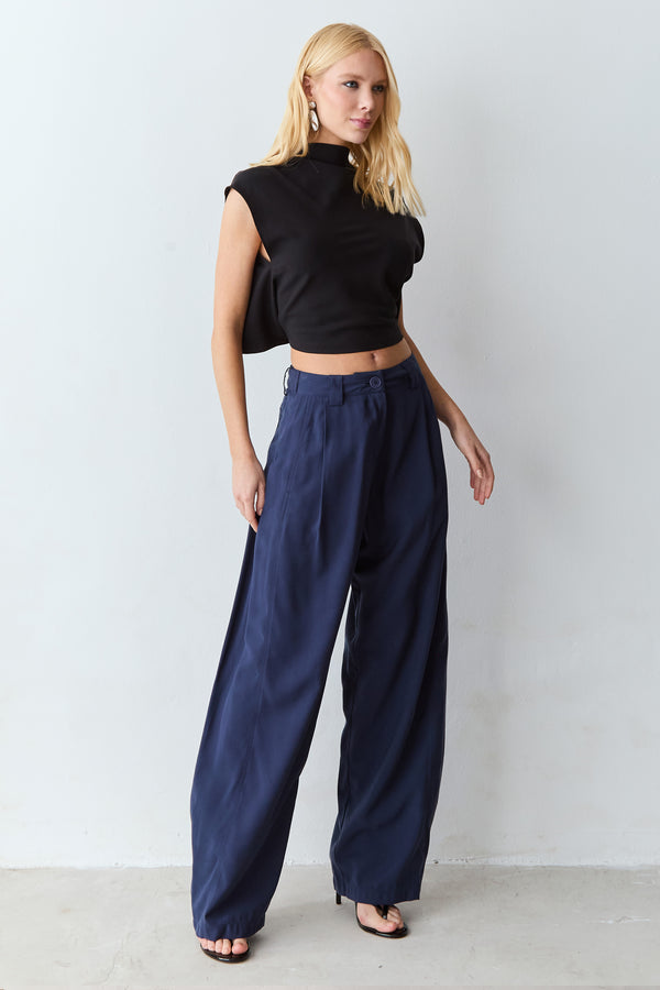 CALCA BAGGY COM DETALHE LATERAL COS AZUL MARINHO