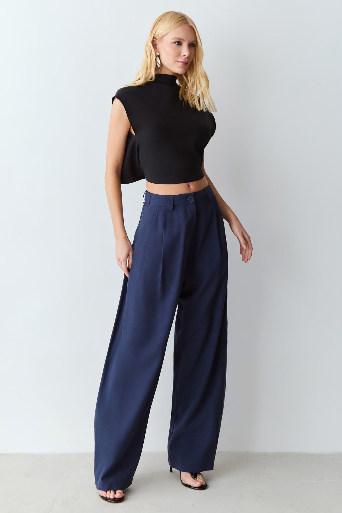 CALCA BAGGY COM DETALHE LATERAL COS AZUL MARINHO