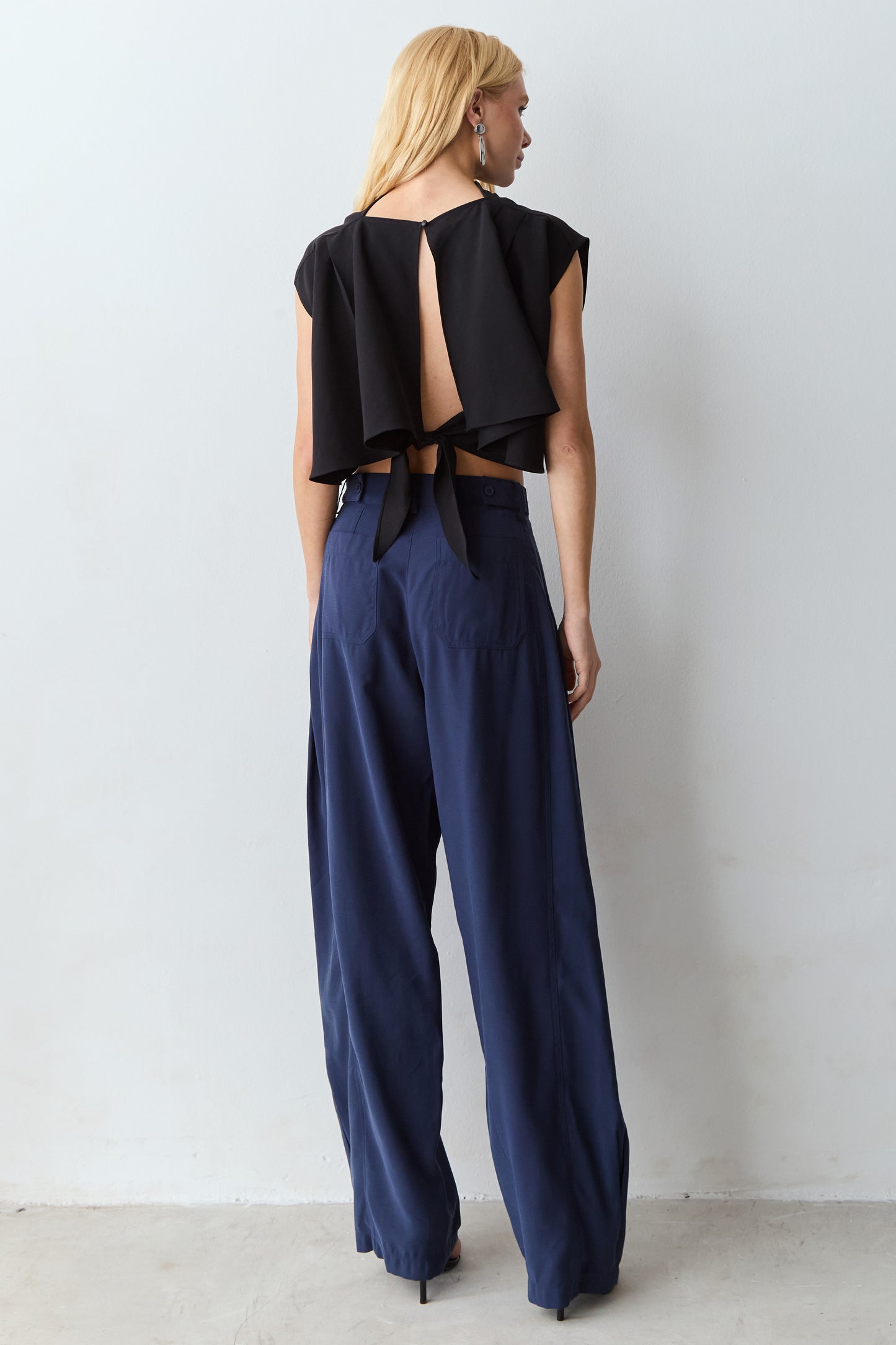CALCA BAGGY COM DETALHE LATERAL COS AZUL MARINHO