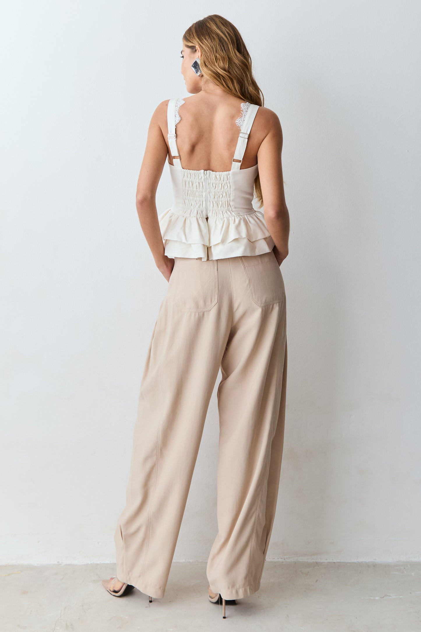 CALCA BAGGY COM DETALHE LATERAL COS AREIA