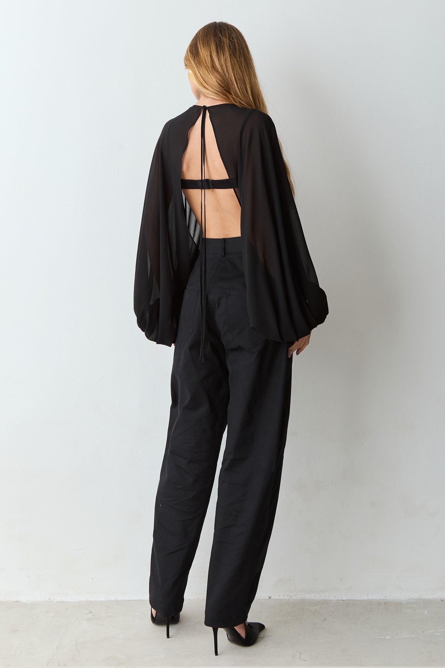 CALCA BAGGY ESTRUTURADA COM BOLSO EMBUTIDO PRETO