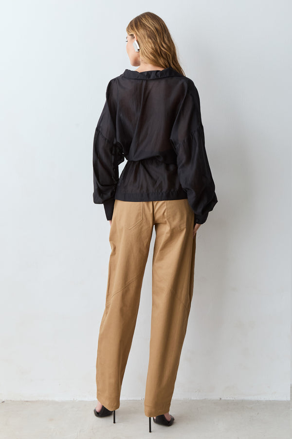 CALCA BAGGY ESTRUTURADA COM BOLSO EMBUTIDO KAKI