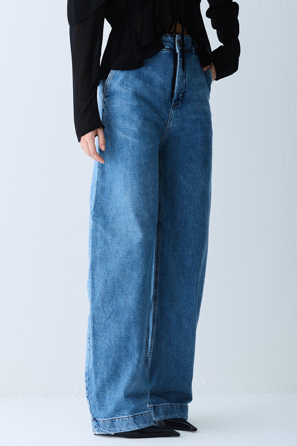 CALCA BAGGY COM RECORTE BARRA AZUL ESCURO JEANS